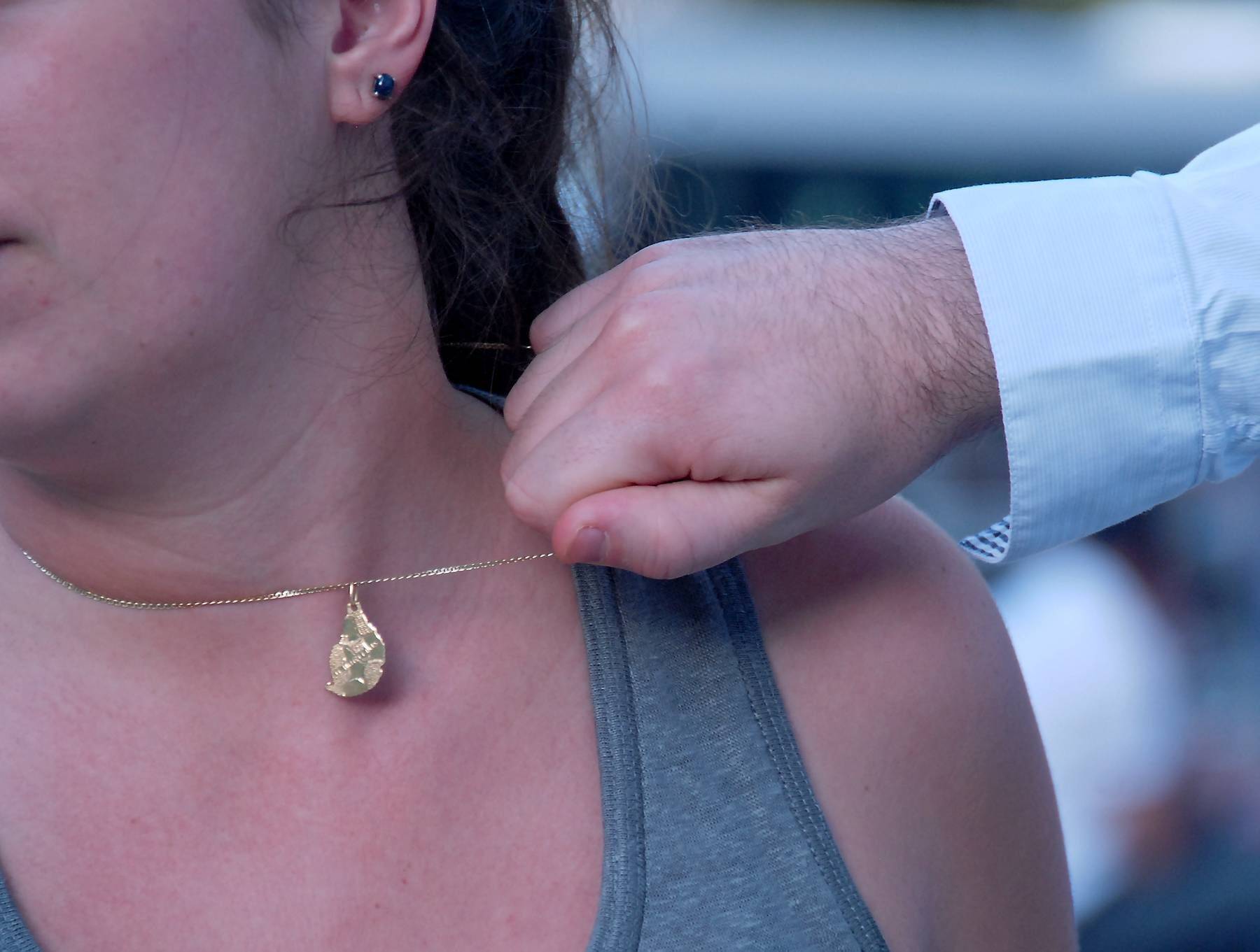 "C'est très brutal": le témoignage de Chantal, 81 ans, victime d'un arrachage de collier sur la Promenade des Anglais