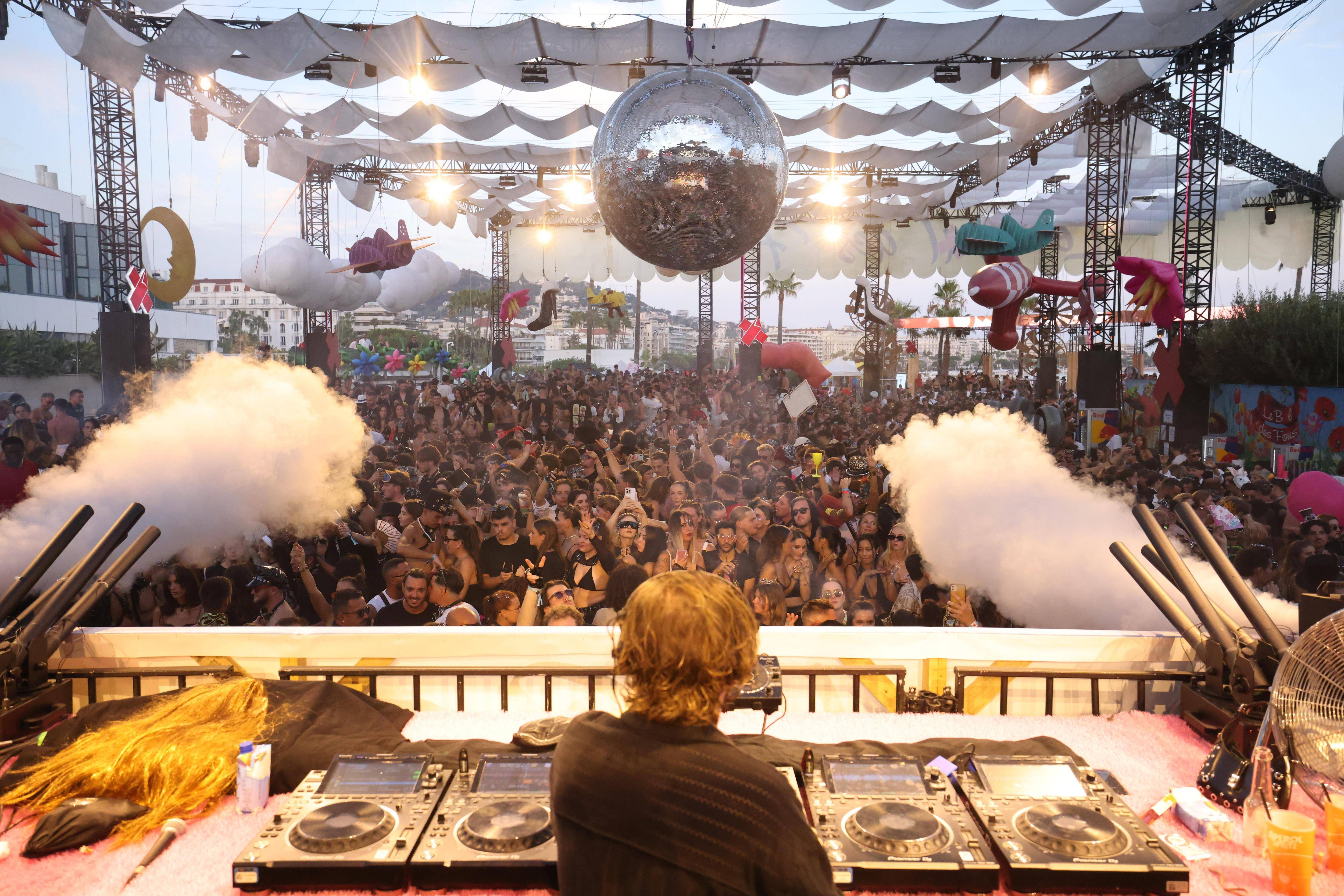 Le Bal des Fous a fait vibrer la Croisette tout l'été avec près de 40.000 fêtards, encore une saison de dingue