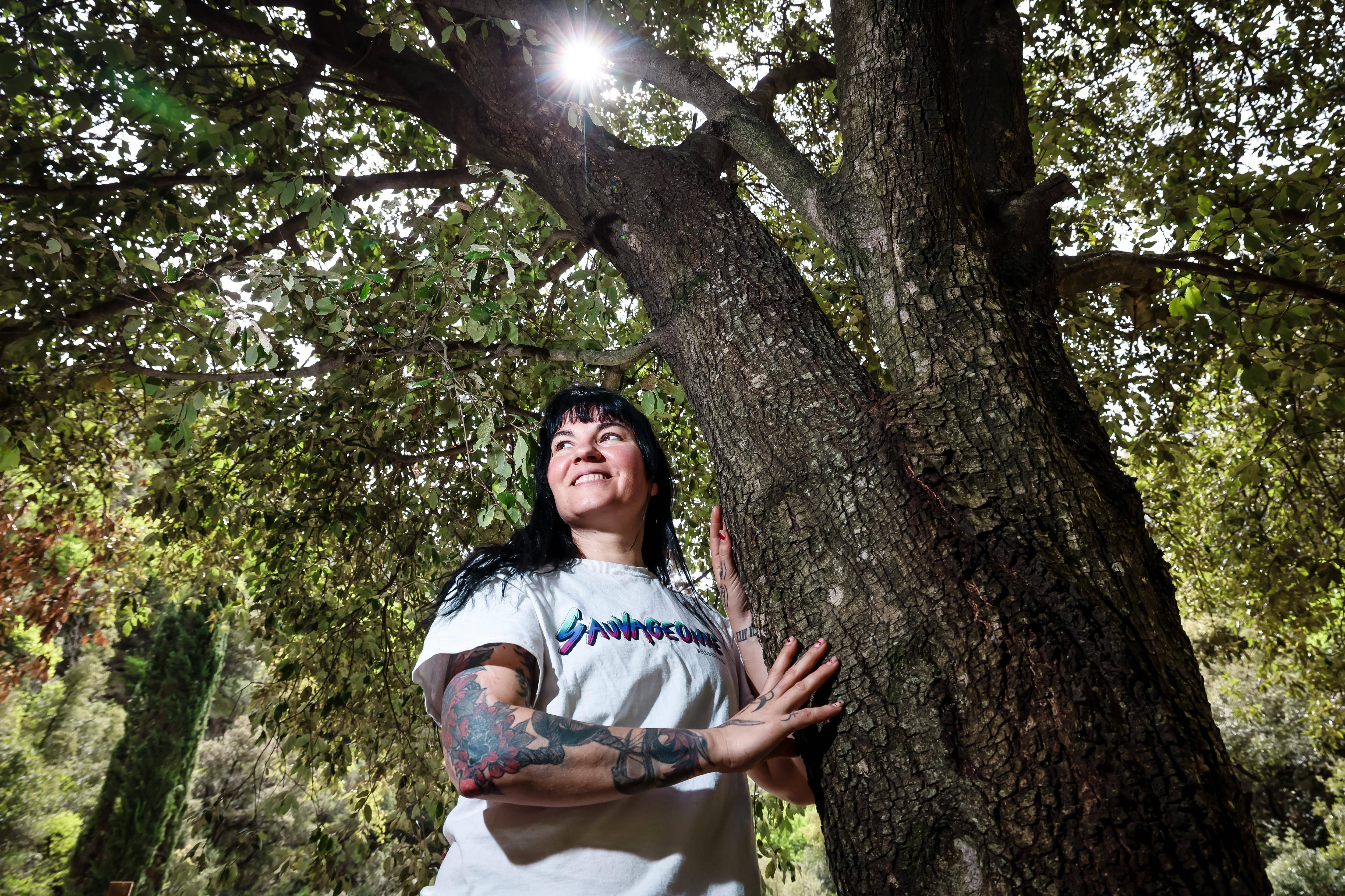 "Chaque journée est une aventure": en quête d'autonomie, elle quitte la ville et refait sa vie en pleine forêt dans l'arrière-pays de Nice