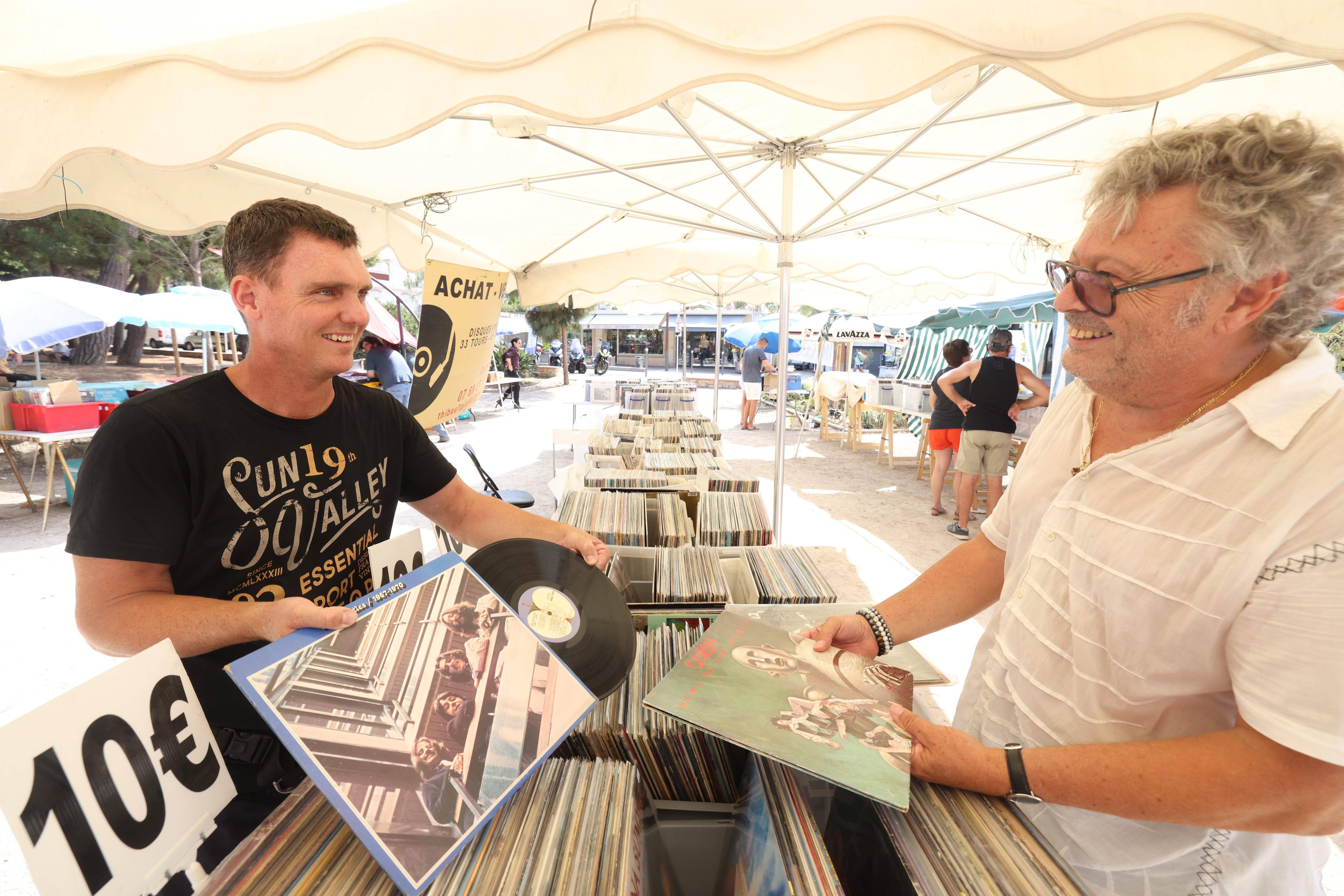 "C'est un objet qui produit de l'émotion": ce dimanche, les collectionneurs étaient à la recherche de la perle rare au Débarrasse Vinyles à Juan-les-Pins