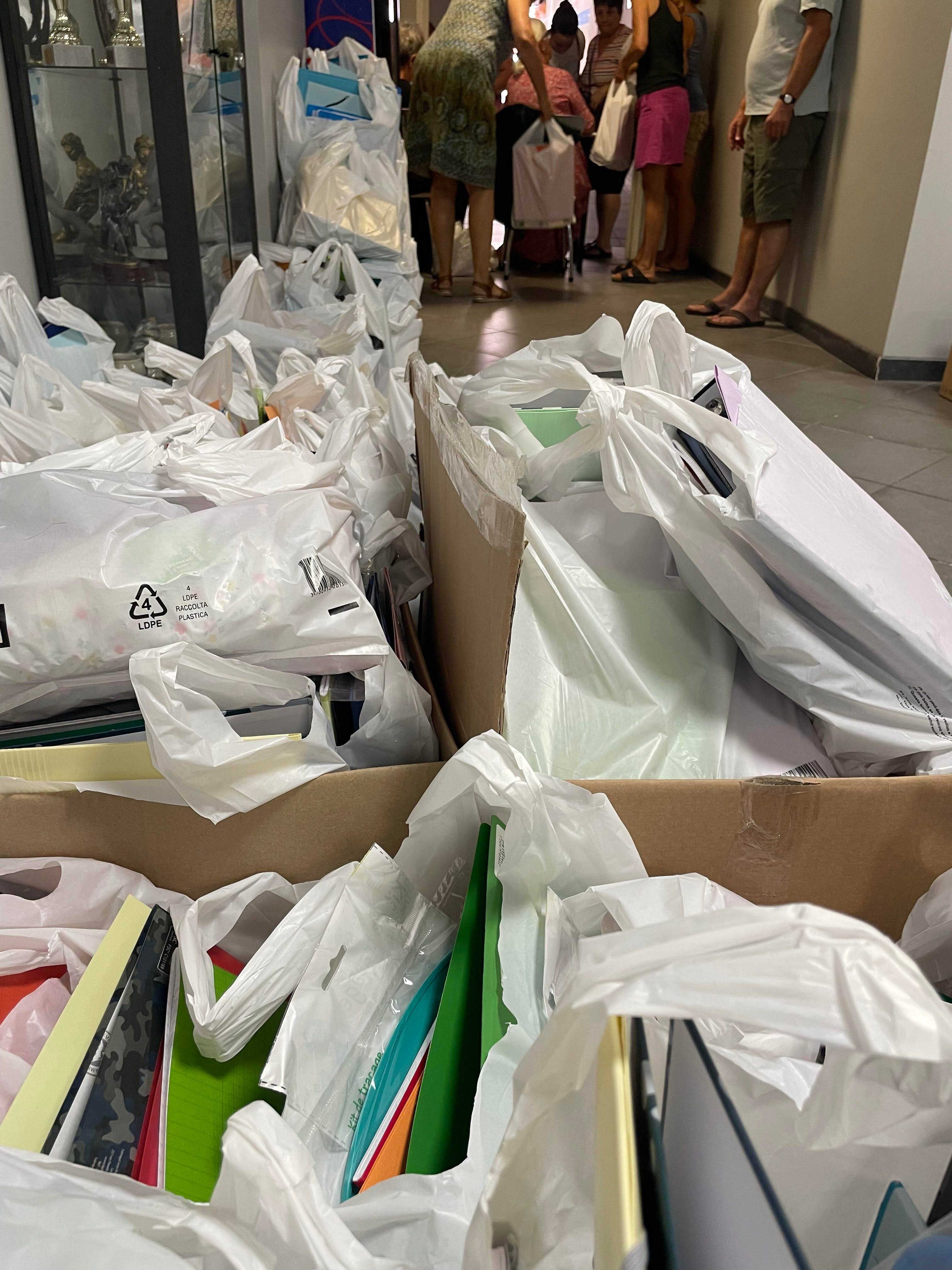 Juste avant la rentrée des classes, une première distribution de fournitures scolaires pour les plus démunis à Nice