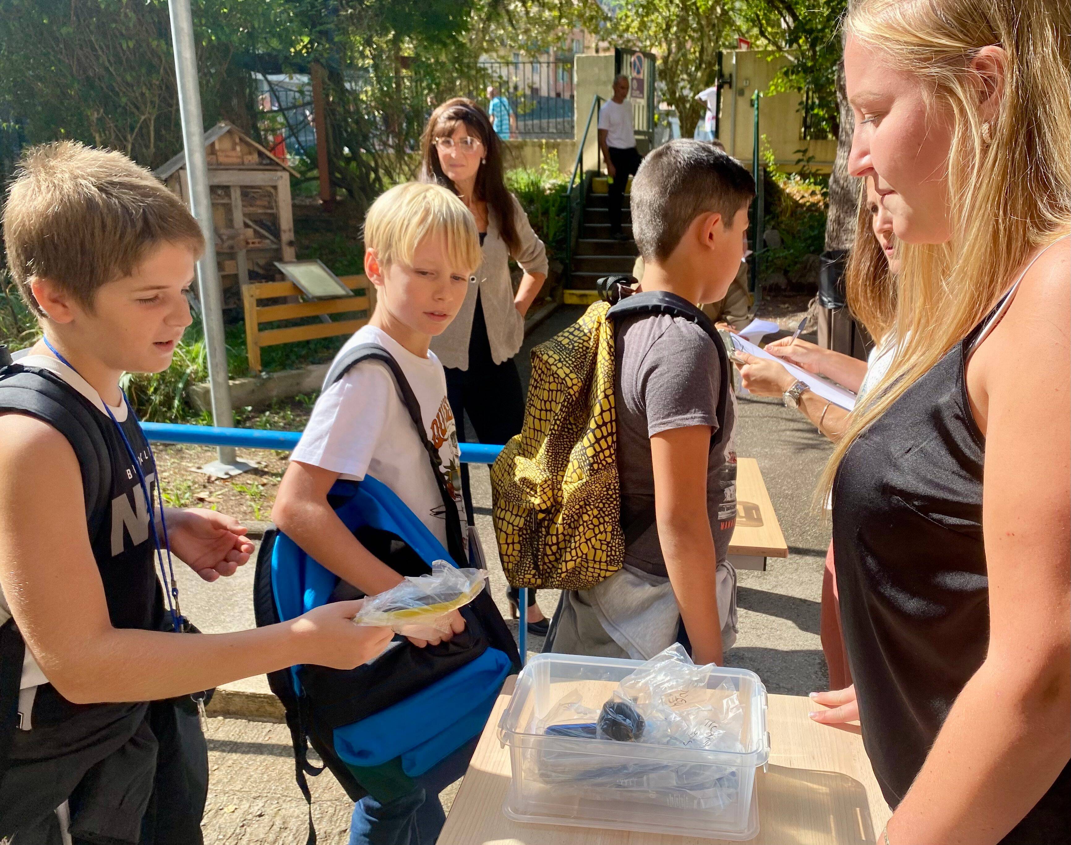 Le collège sans portable, expérimenté dans cet établissement des Alpes-Maritimes, bientôt généralisé à toute la France ?