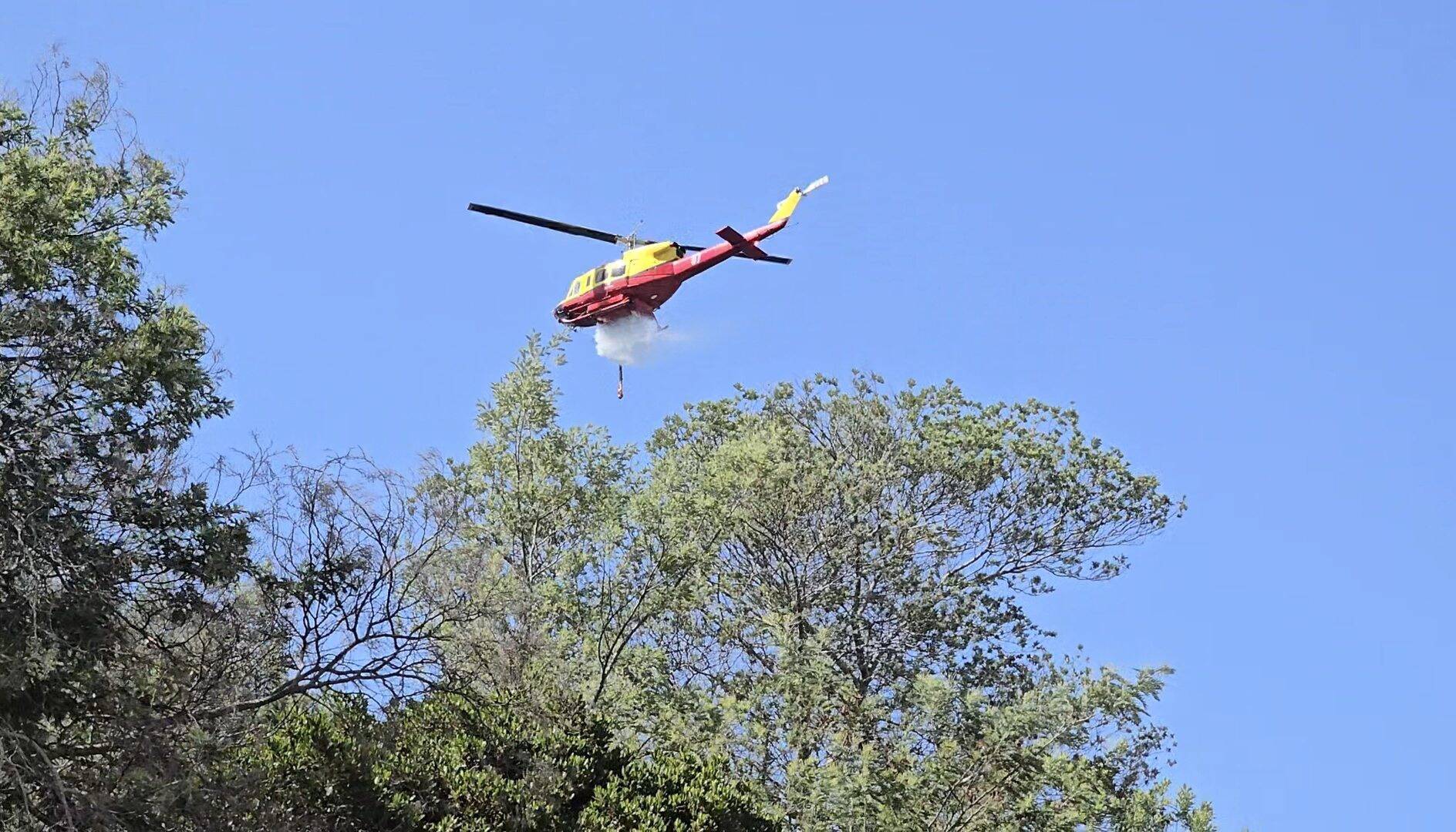 Trois hélicoptères bombardiers d'eau mobilisés sur un feu de forêt à Tourrette-Levens