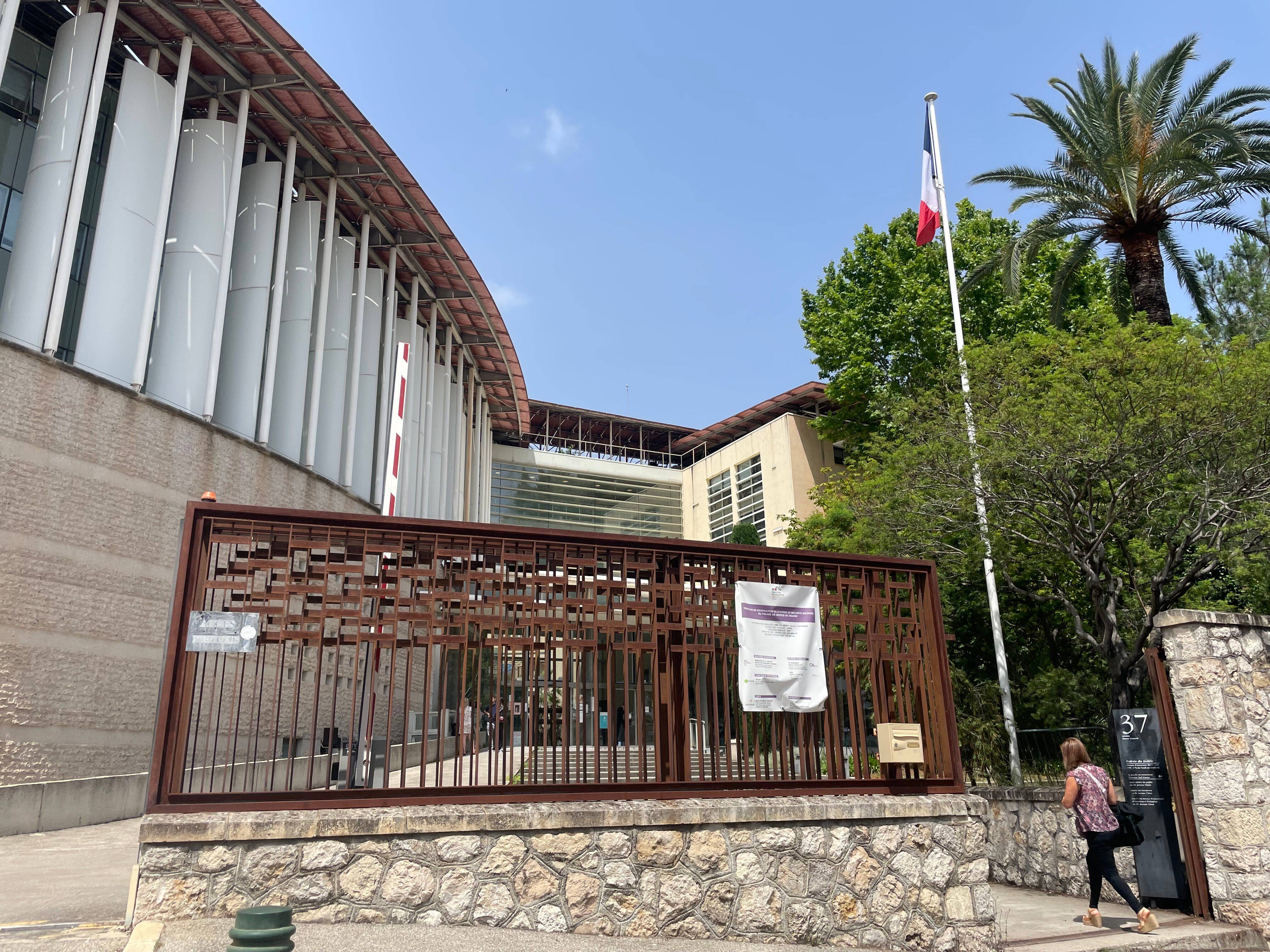 Ils contestent avoir utilisé un couteau: deux frères placés en détention après la rixe mortelle à Juan-les-Pins