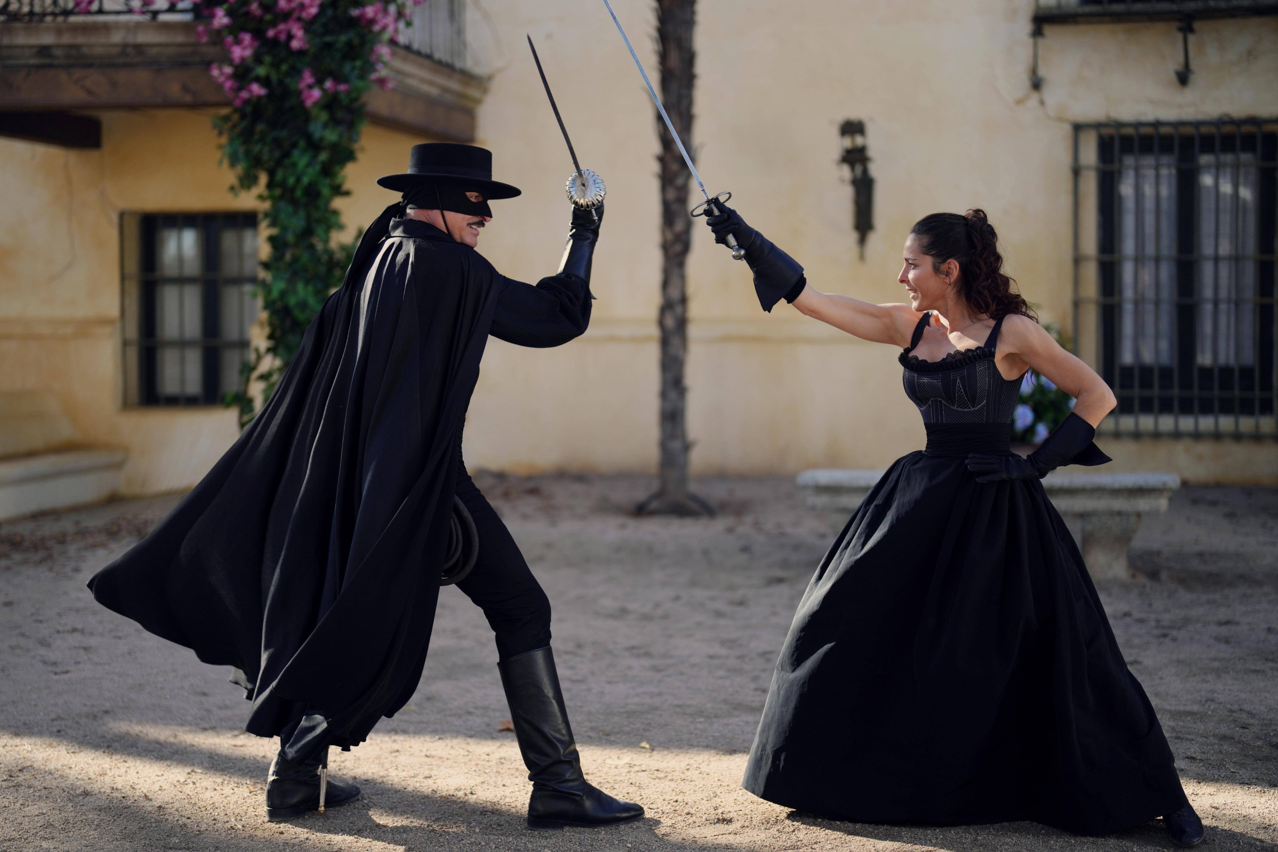 Jean Dujardin enfile le masque de Zorro pour une série en huit épisodes sur Paramount+