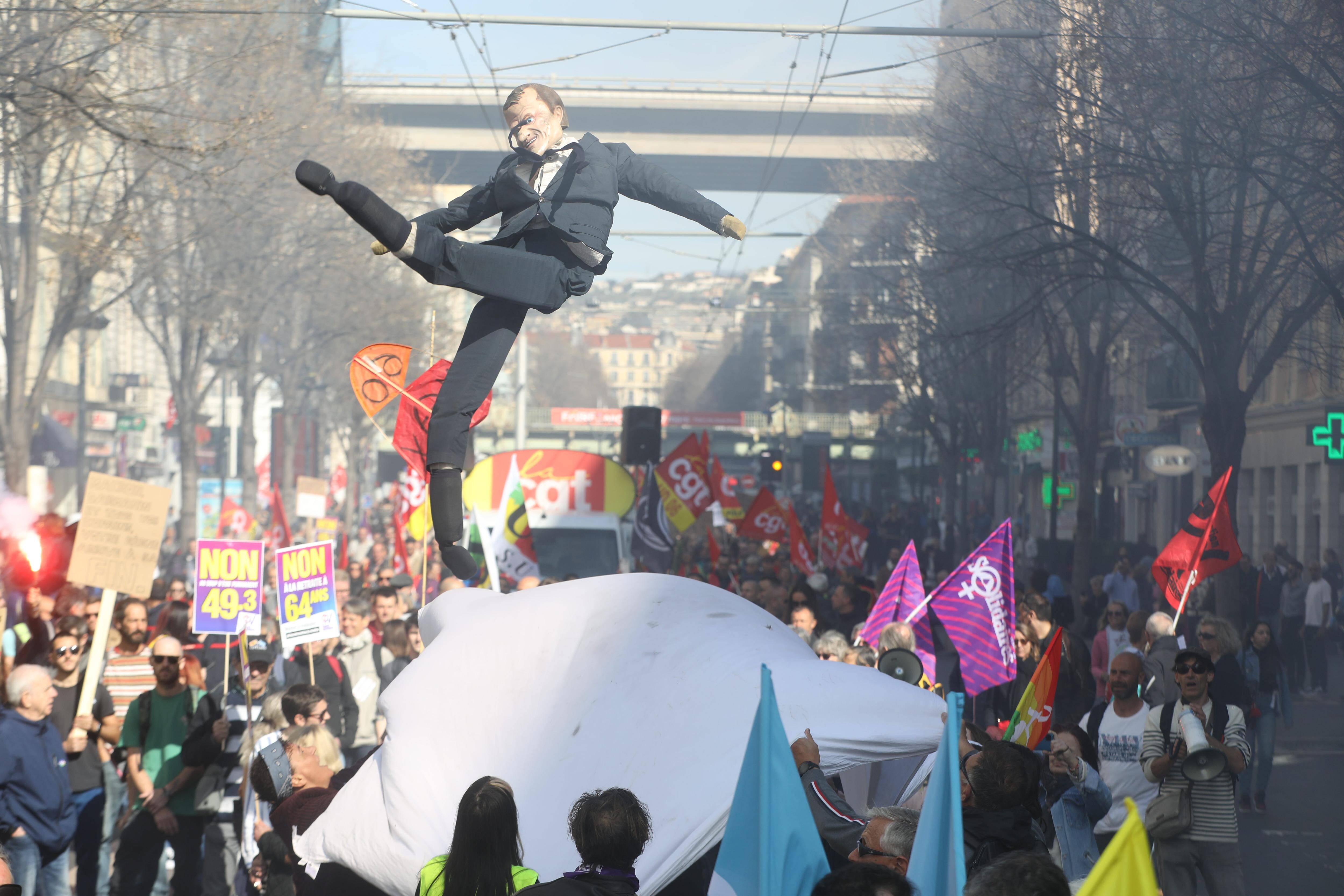 "Non-violent, déterminé et massif": à Nice, Toulon ou Draguignan, ils appellent à manifester ce samedi contre le "coup de force de Macron"