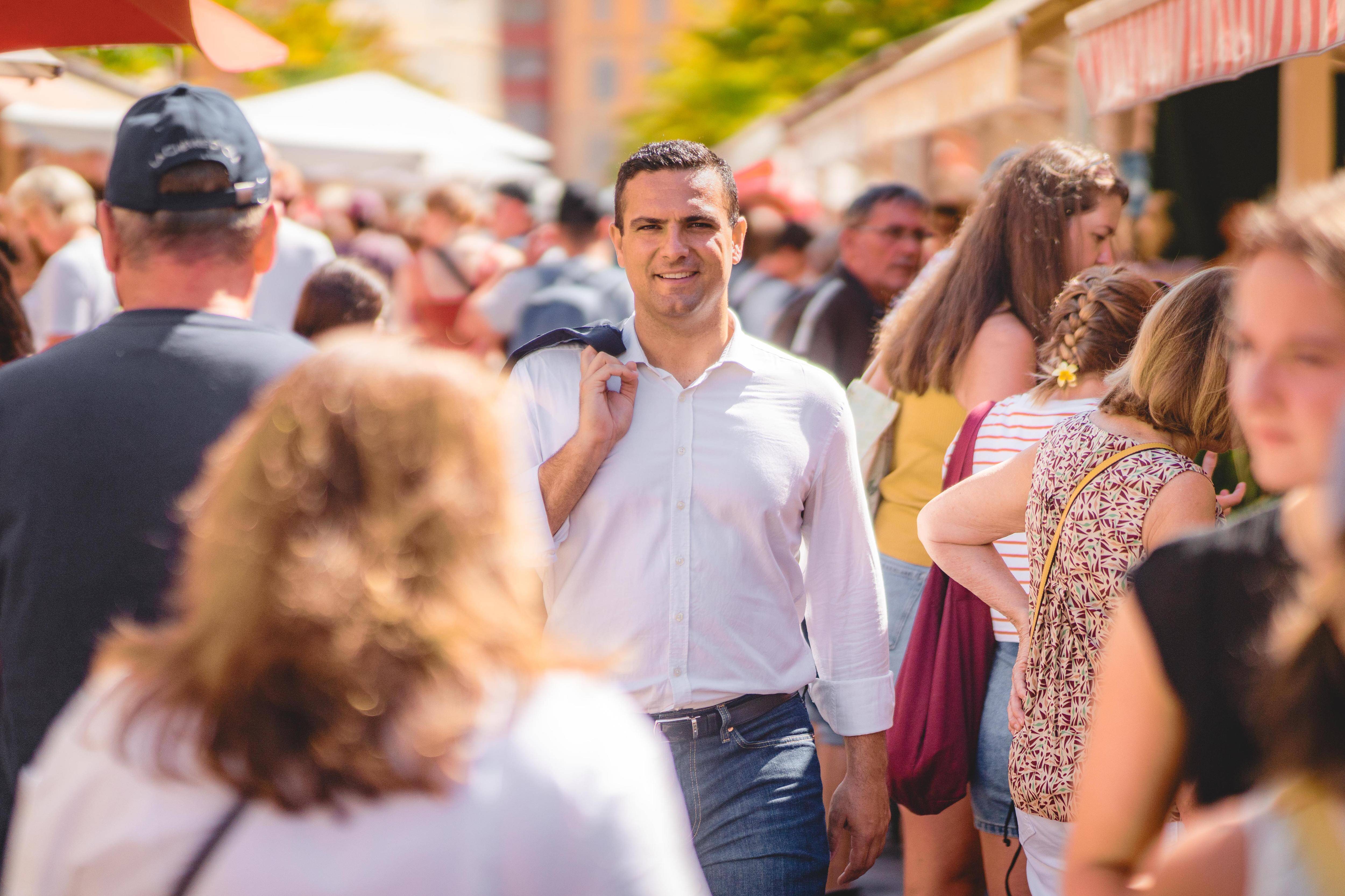 Jeux de chaises musicales: un nouvel élu de 27 ans fait son entrée au conseil municipal de Nice