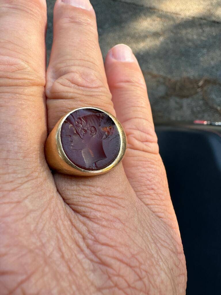 "J'en ai pleuré": 24 heures après, il retrouve sa chevalière perdue dans les eaux de la baie des Anges