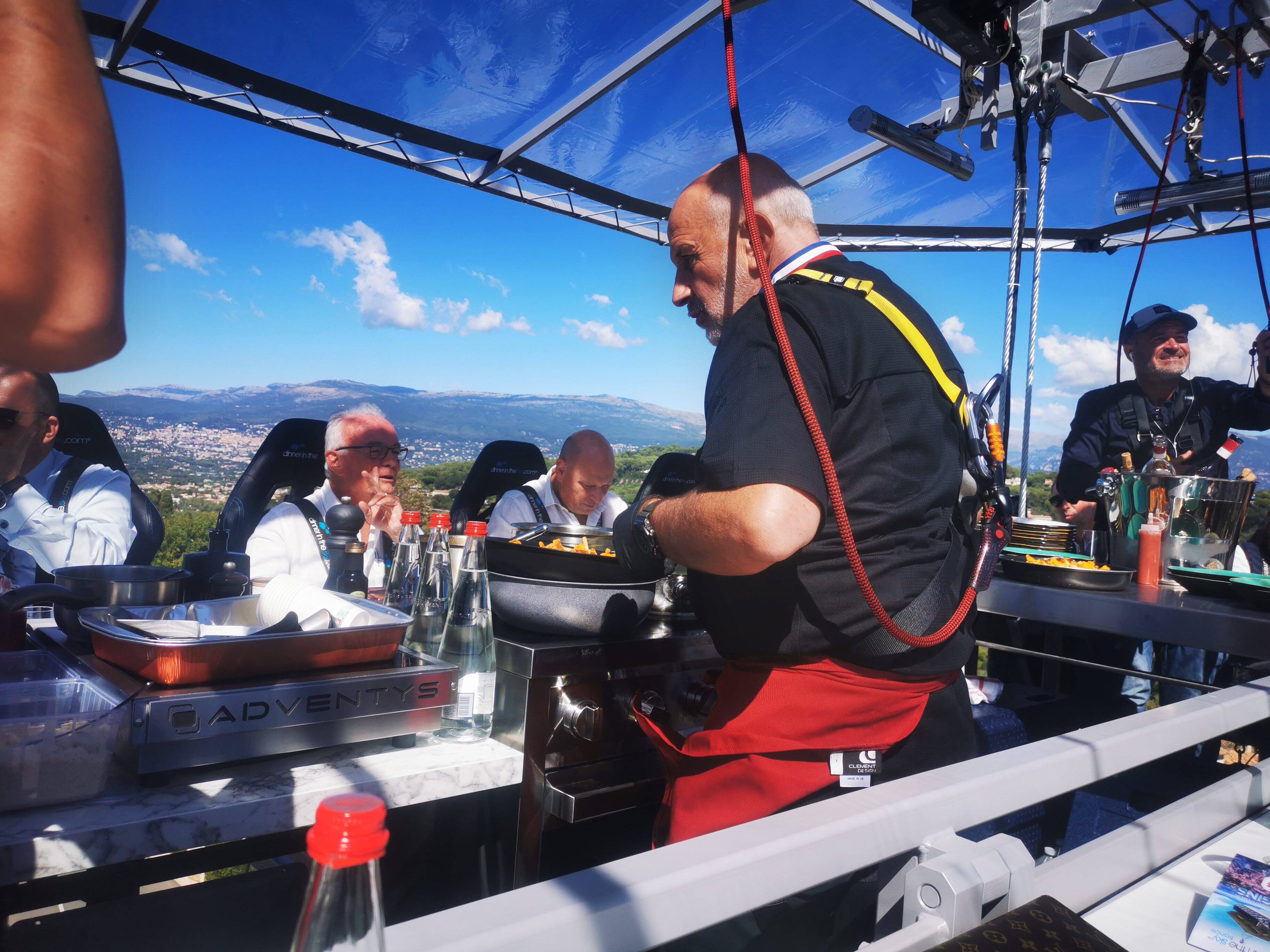 Déjeuner gastronomique à 30 mètres de haut: on a testé "Dinner in the sky" à Mougins... et c'est complètement toqué
