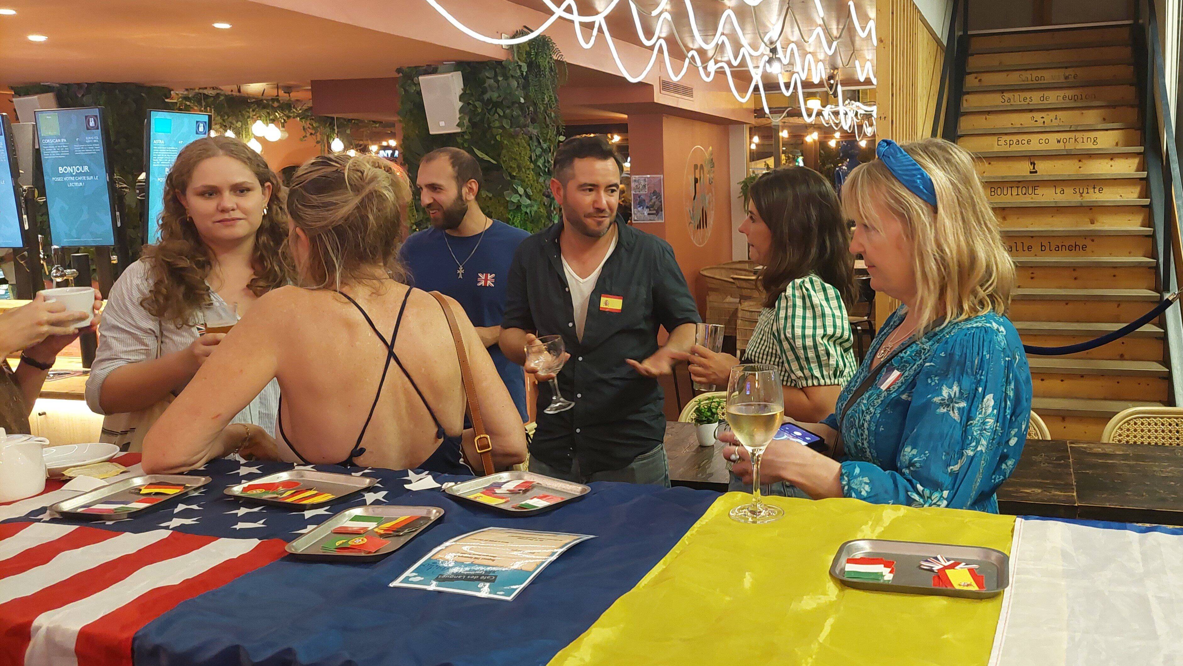 Dans ce bar de Nice, on s'entraîne à parler une langue étrangère