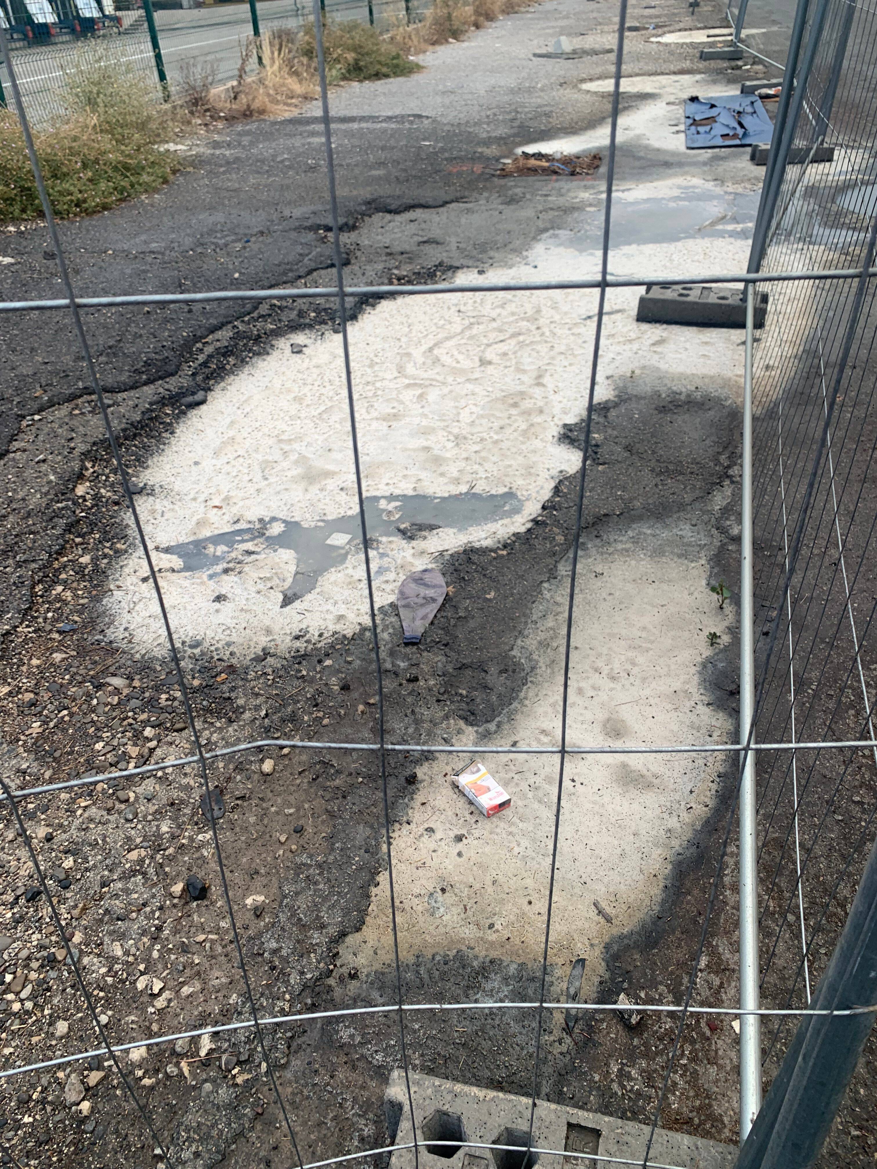 Quel est ce coulis blanchâtre et nauséabond qui a été répandu à plusieurs reprises dans cette rue de Saint-Laurent-du-Var?