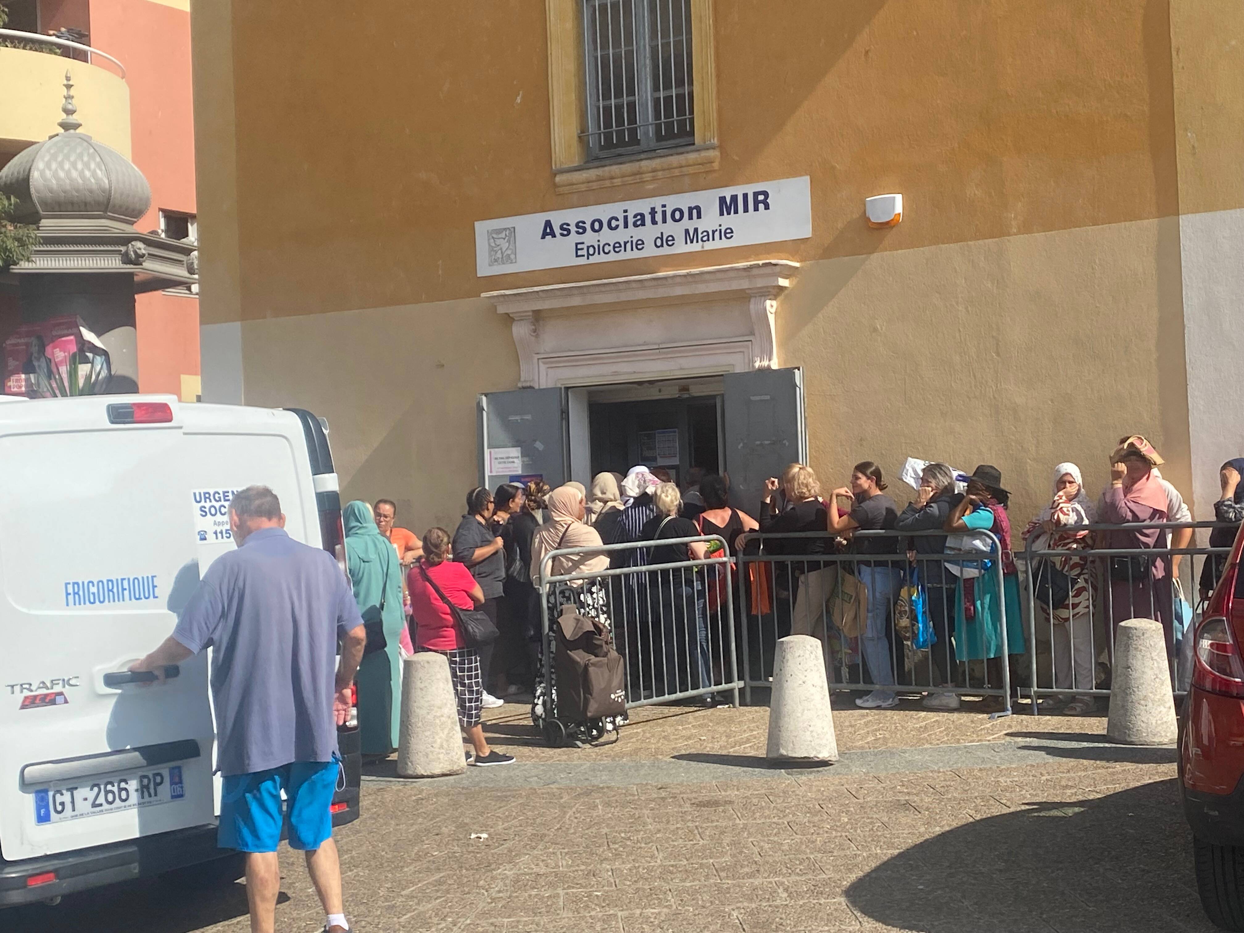 "Il faut prendre un ticket, j'attends depuis plus d'une heure": dans ce quartier sensible de Nice, l'épicerie sociale de l'association Mir a rouvert