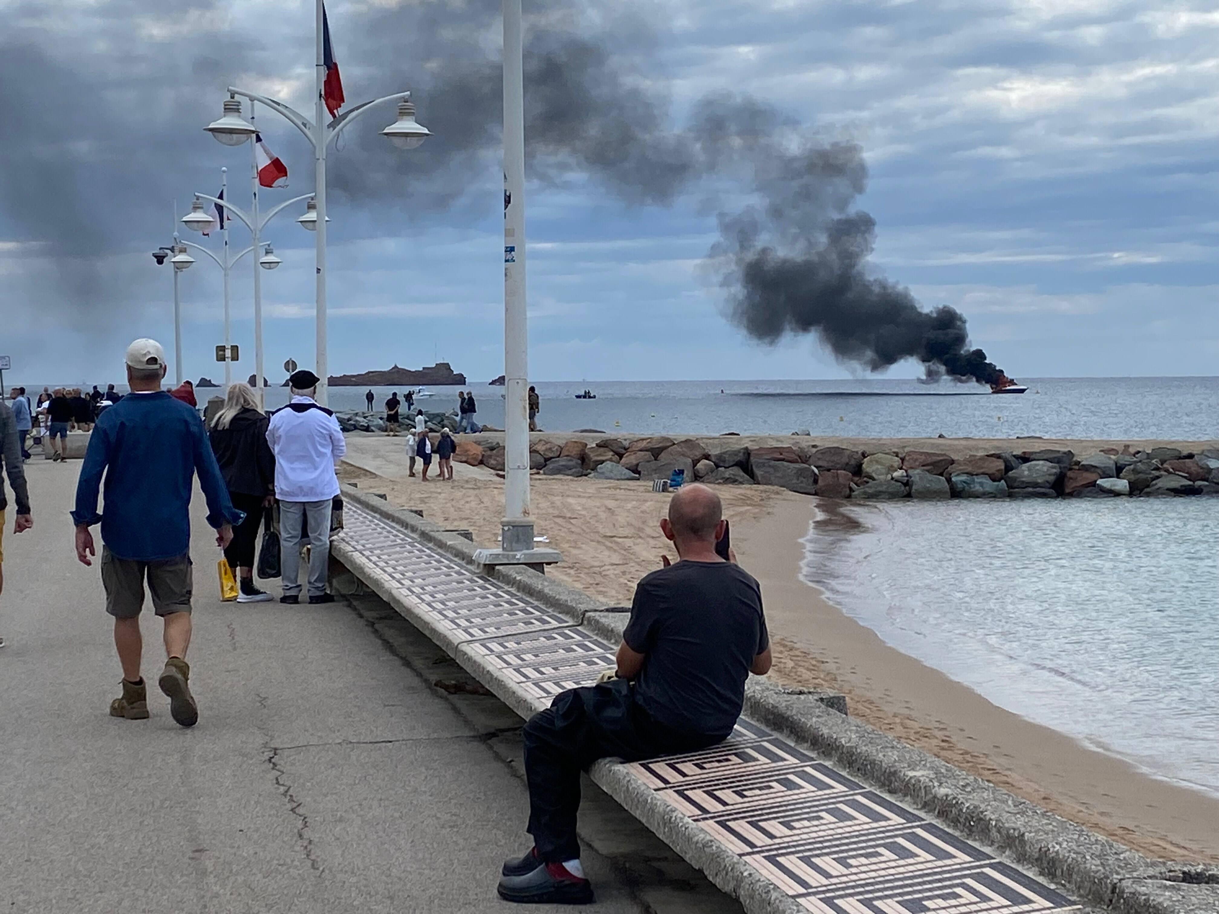 Un bateau en feu à Saint-Raphaël: les secours sont sur place