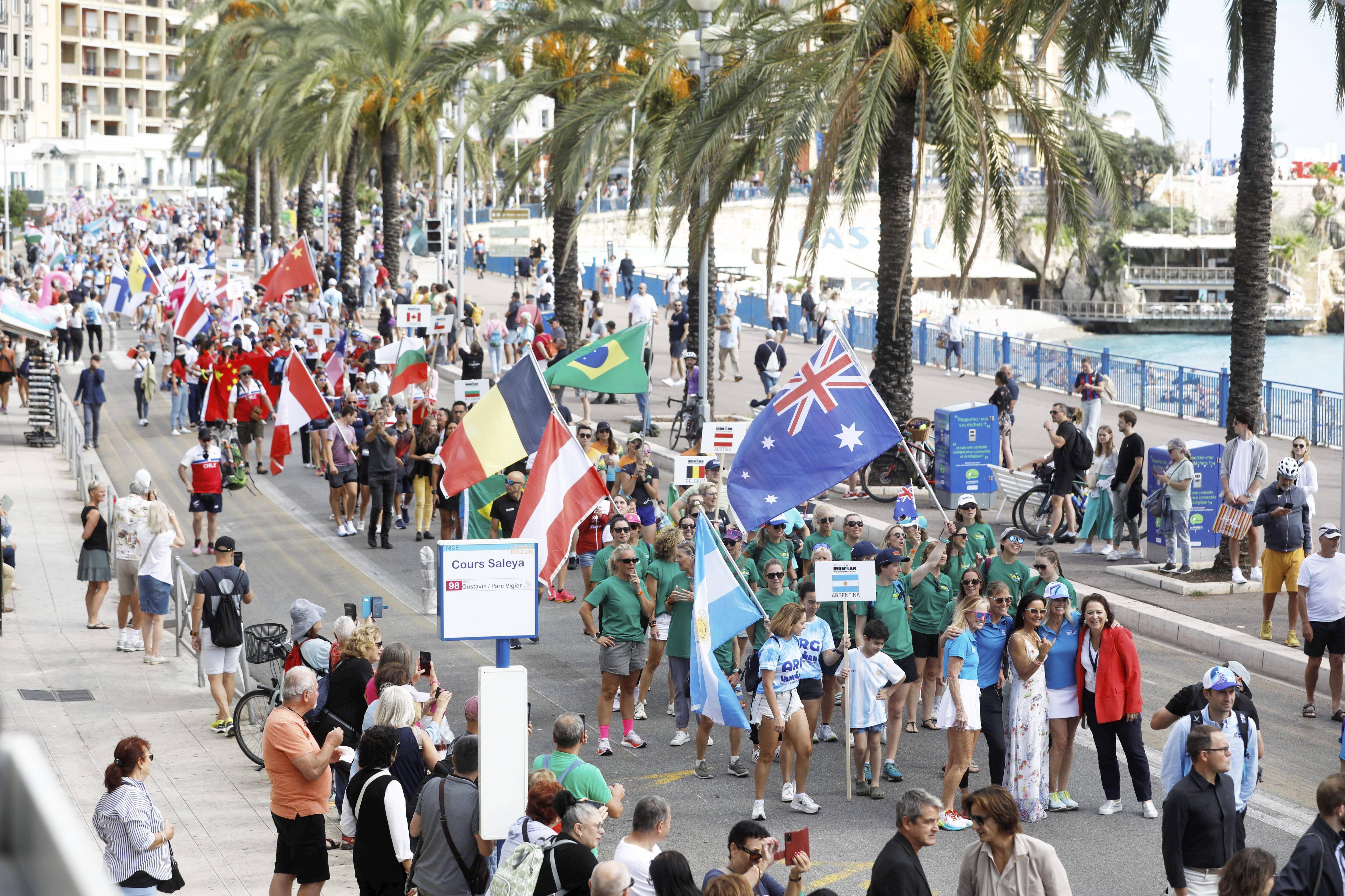 On a assisté à la grande parade des athlètes à 4 jours du championnat du monde dIronMan féminin à Nice
