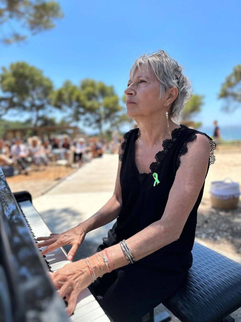 Elle enseigne le piano à des élèves en situation de handicap: la leçon de vie et d’optimisme de dany porre