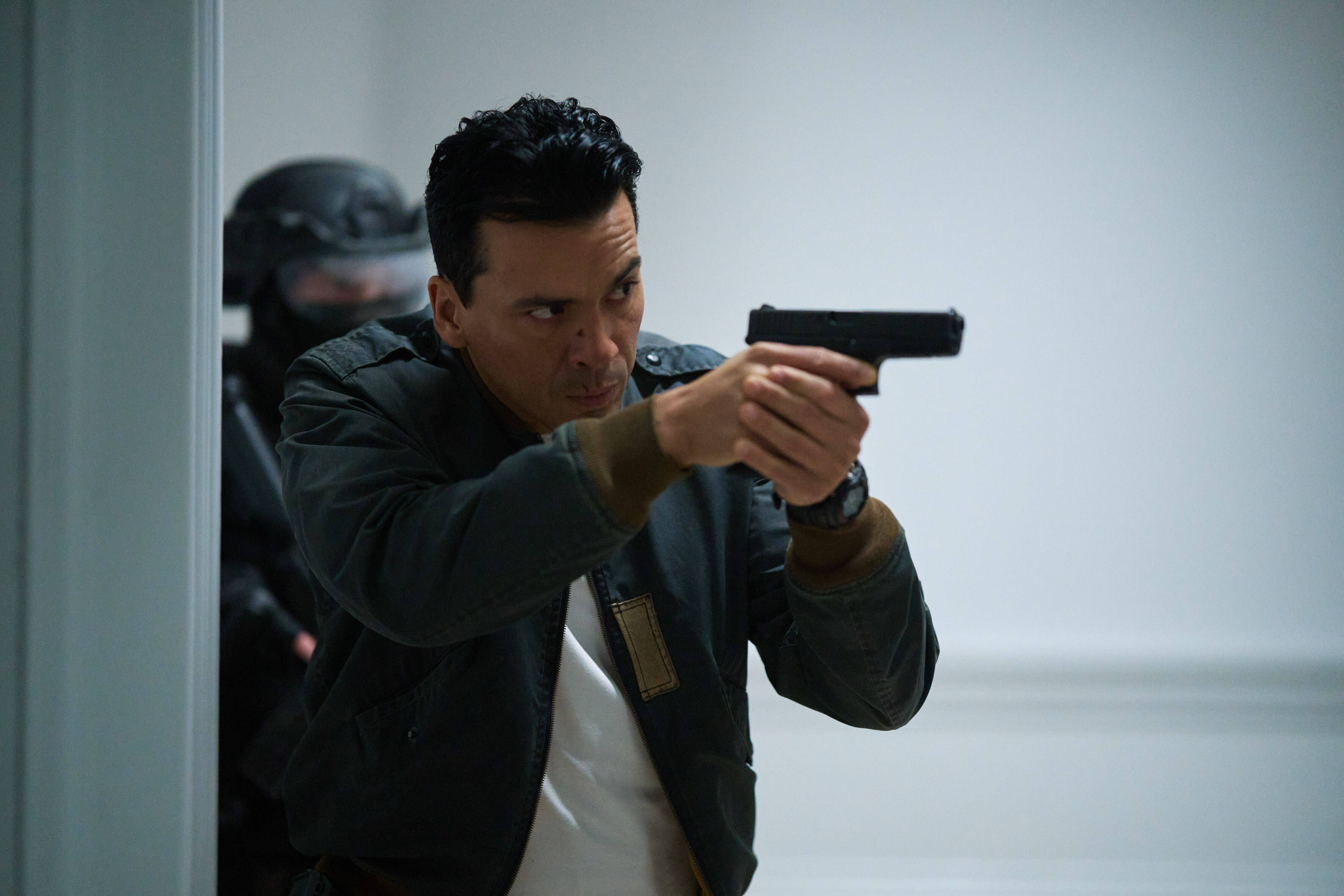 Le comédien Tewfik Jallab dans une série télé inspirée des films "Has Fallen" à voir sur Canal +