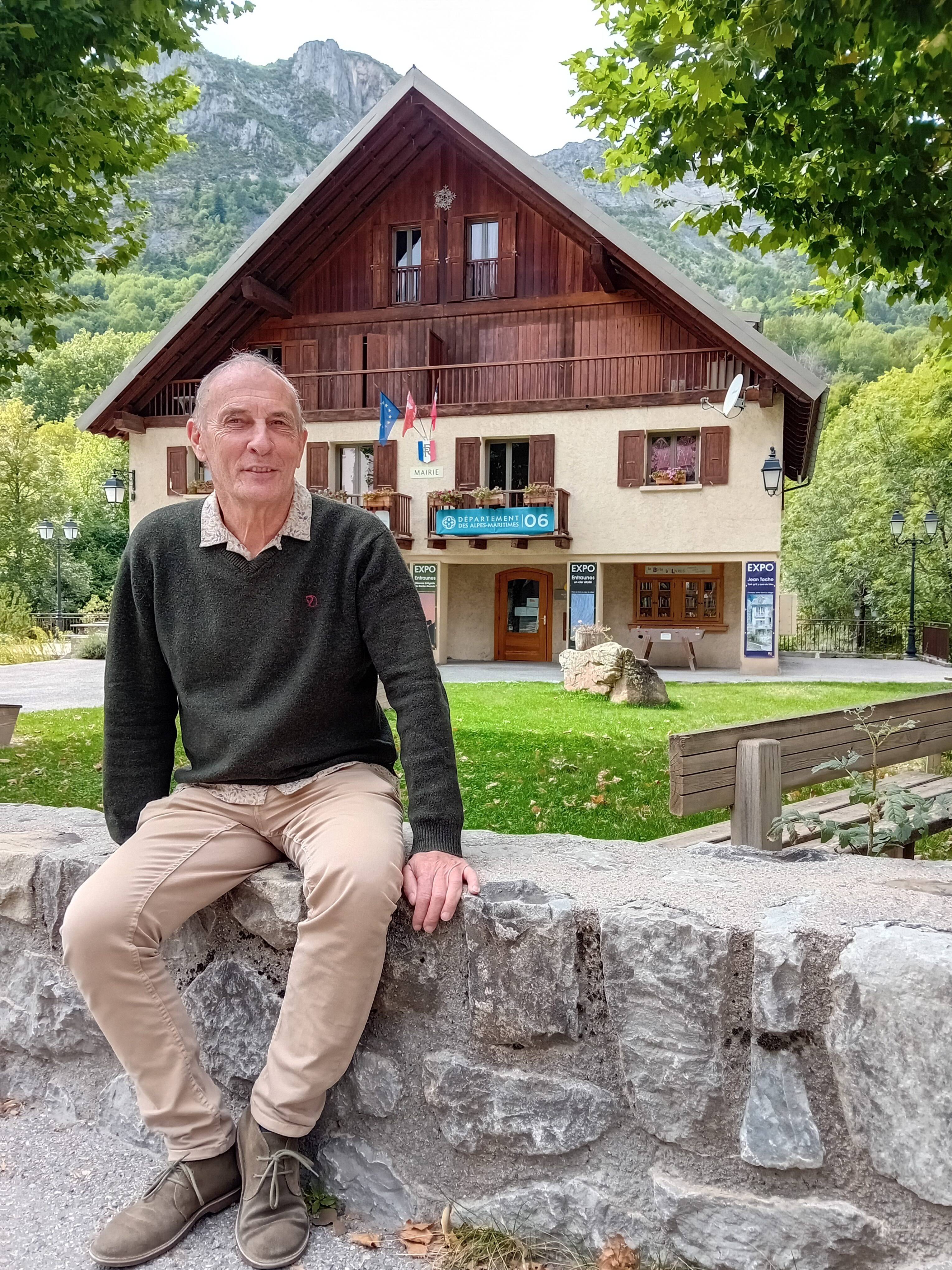 Sa commune est "la plus éloignée de Nice": le maire d'Entraunes raconte comment il gère son "village du bout du monde"