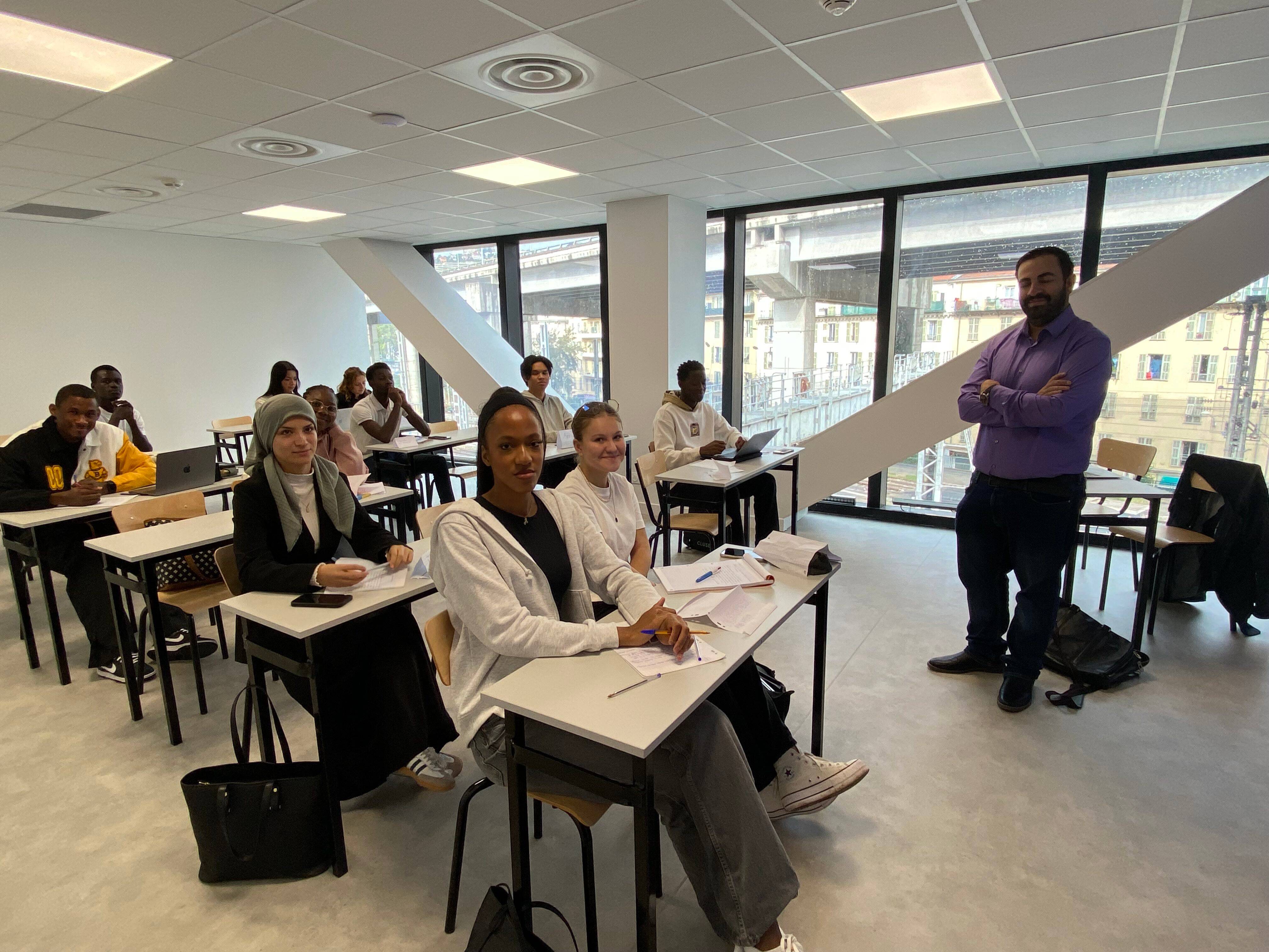 "On ne dirait pas une école et on a tout à disposition: train, tram, commerces...": les étudiants font leur rentrée à Iconic à Nice