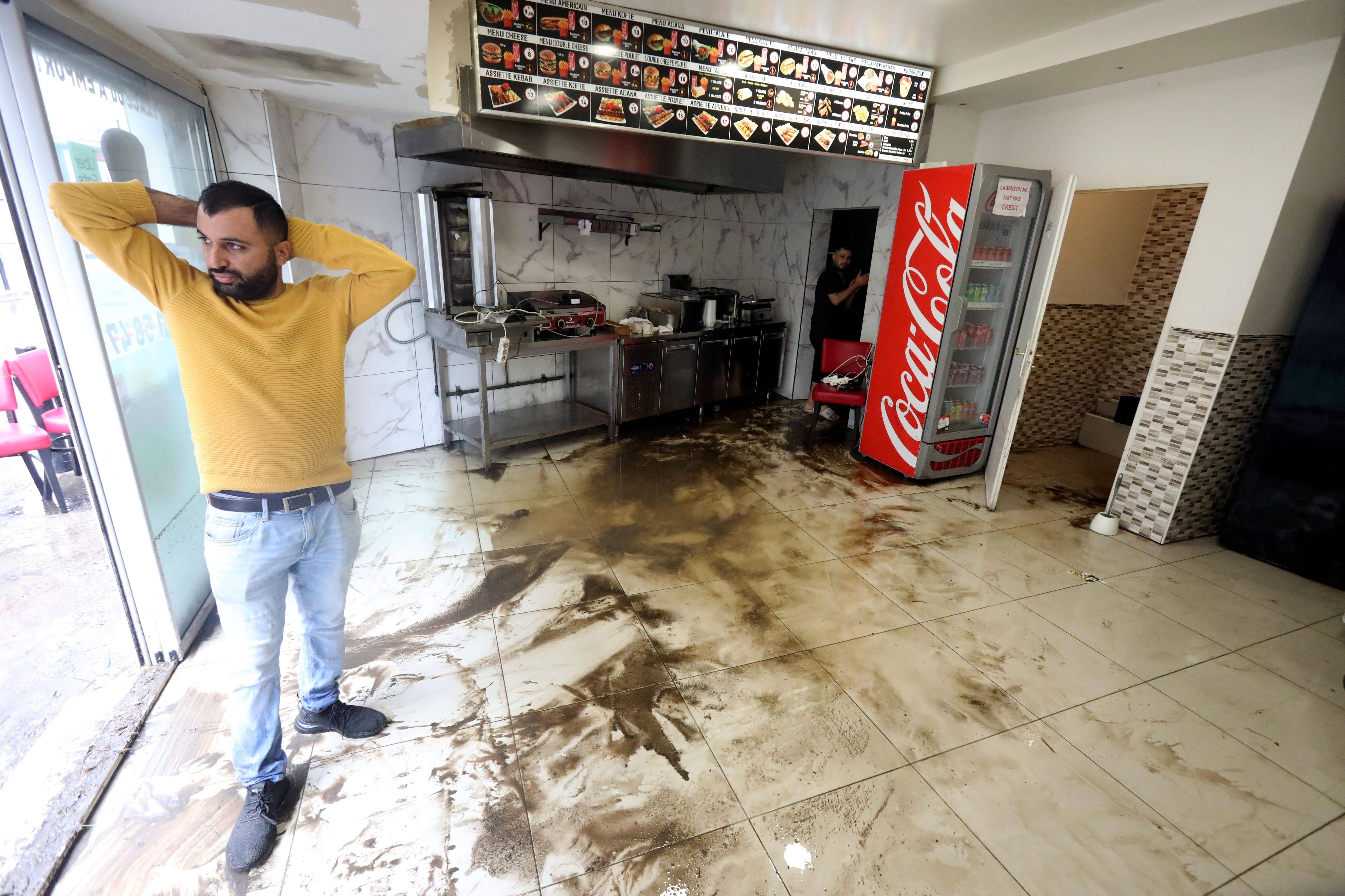"On avait l'impression que c'était une rivière qui passait devant", témoigne une employée après le violent orage à Cannes