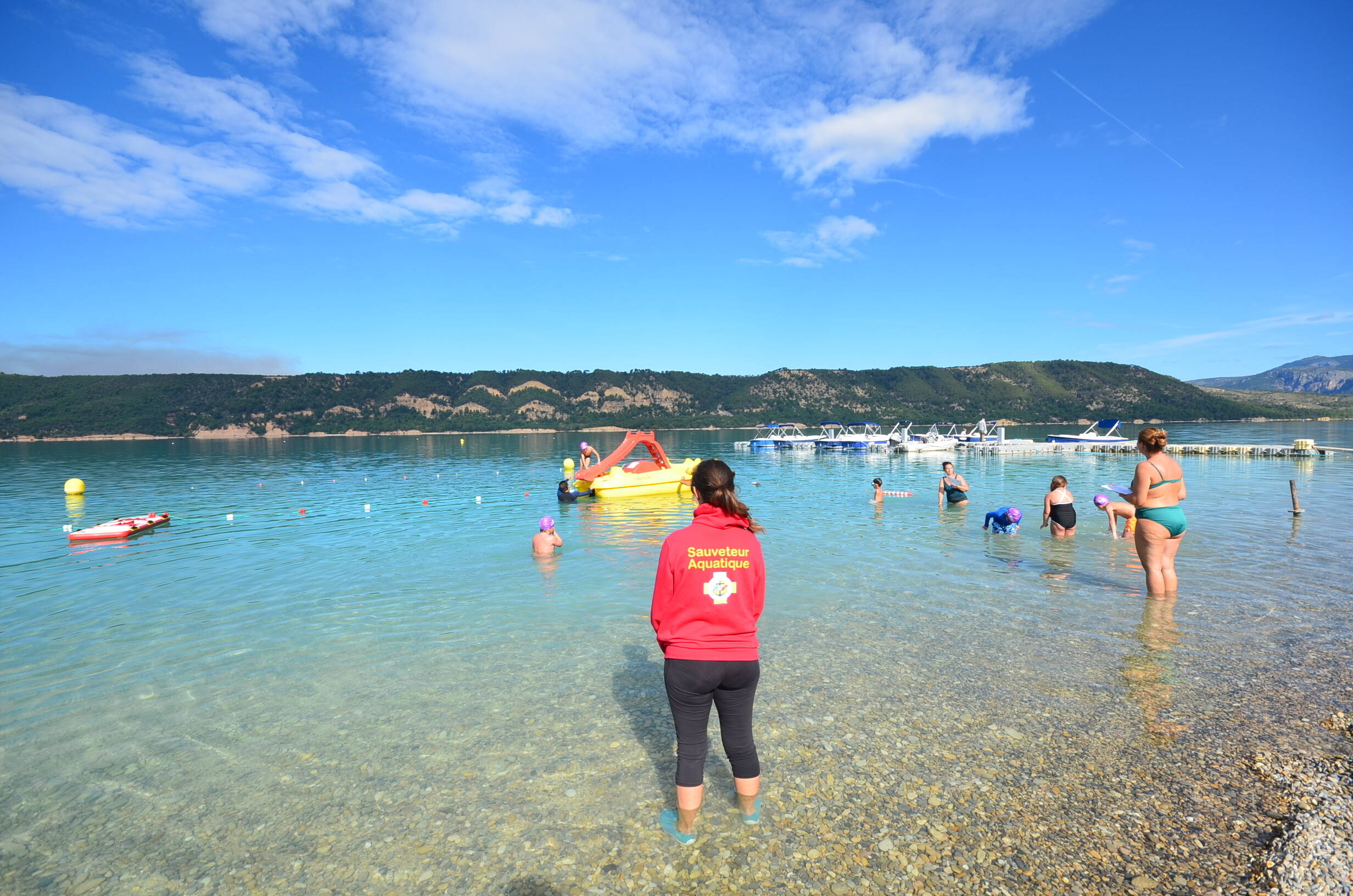 Faute de piscine, les écoliers de ces communes du Var apprennent à nager dans le lac de Sainte-Croix