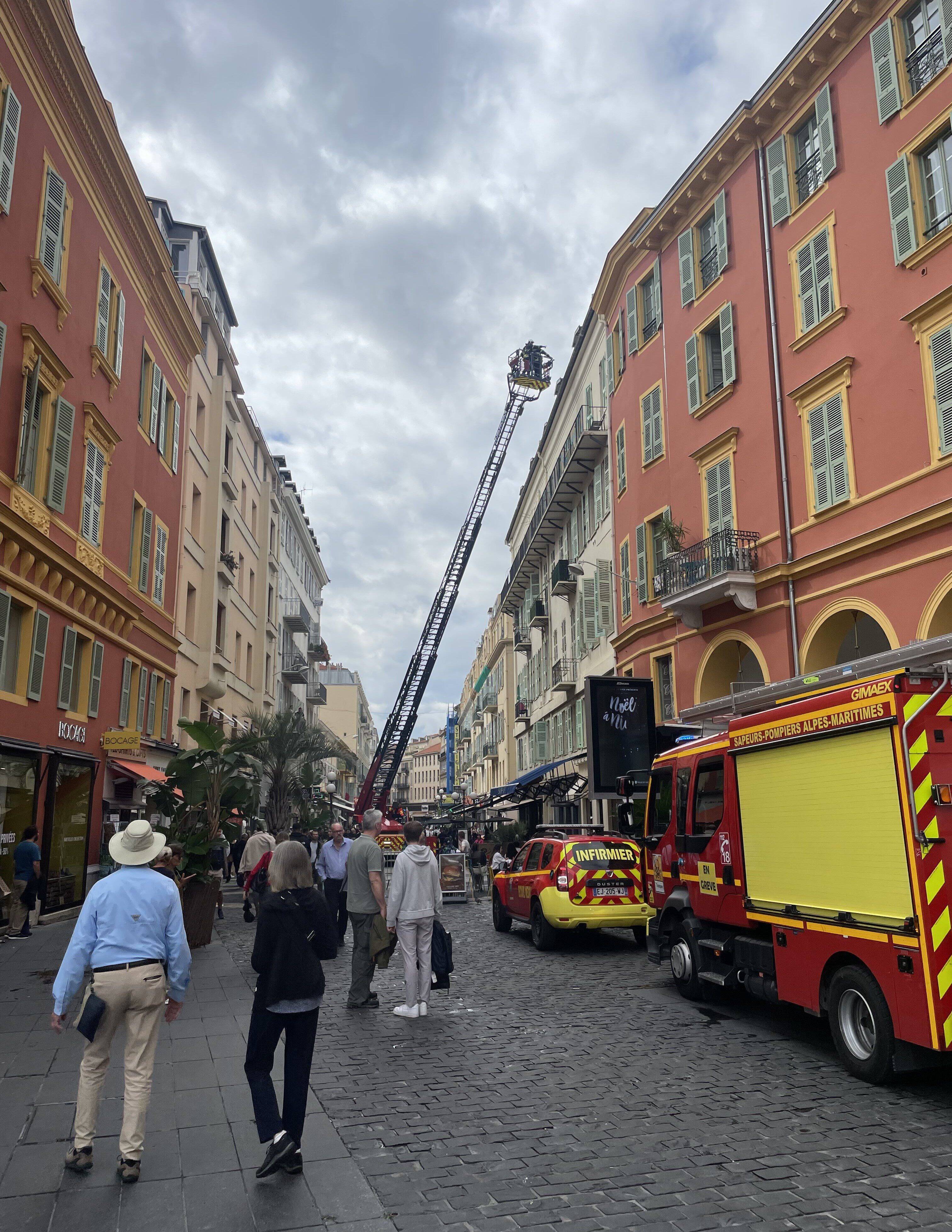 Une jeune femme évacuée par les secours après avoir menacé de sauter d'un toit dans le centre-ville de Nice