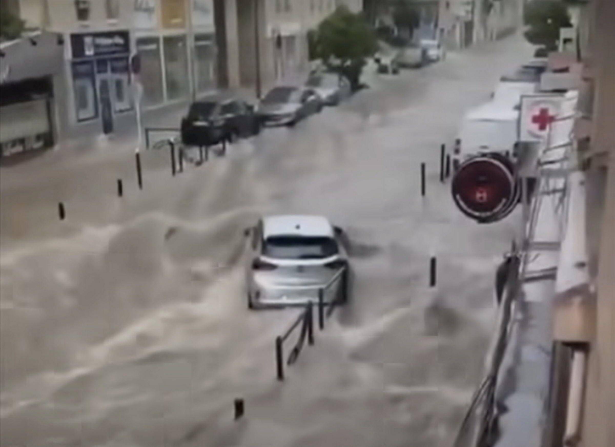 "À aucun moment, nous n'avons été prévenus par Météo-France": le directeur des risques majeurs à la Ville de Cannes persiste et signe après l'orage de lundi