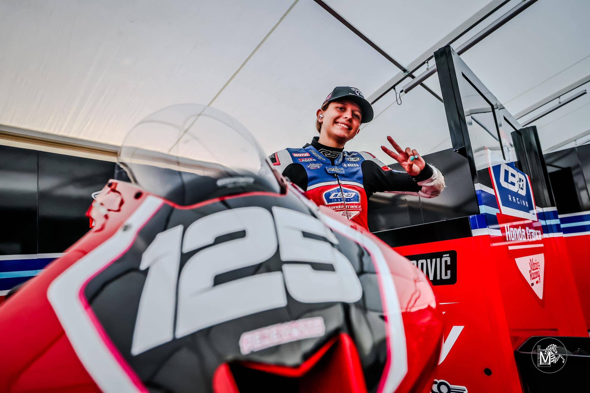 "Contente de ma progression", seule fille engagée en championnat France Supersport 600, la pilote moto niçoise Justine Pedemonte raconte son apprentissage accéléré