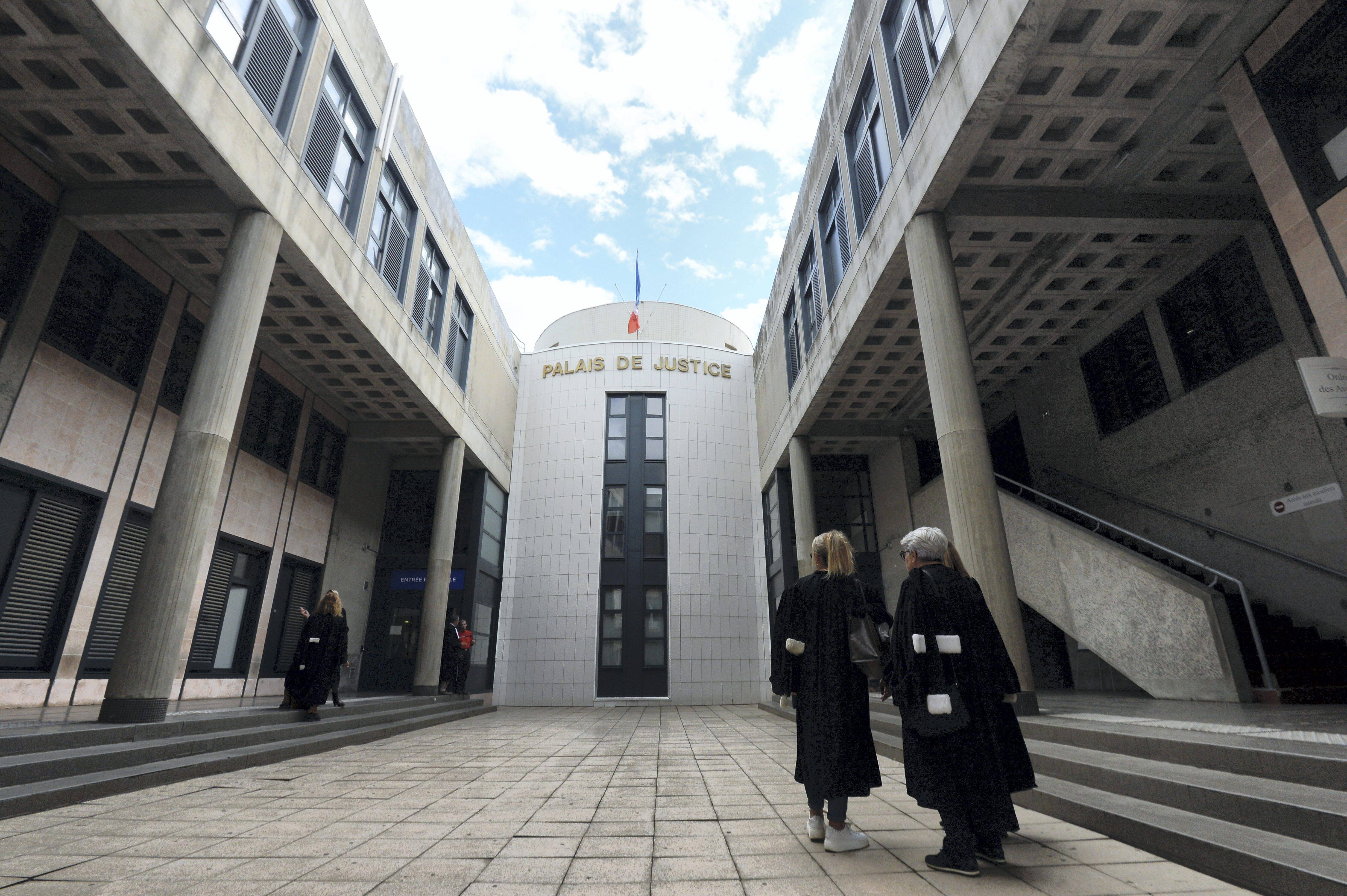 Poignardé à mort pour une couverture non restituée: le meurtrier présumé jugé aux assises du Var