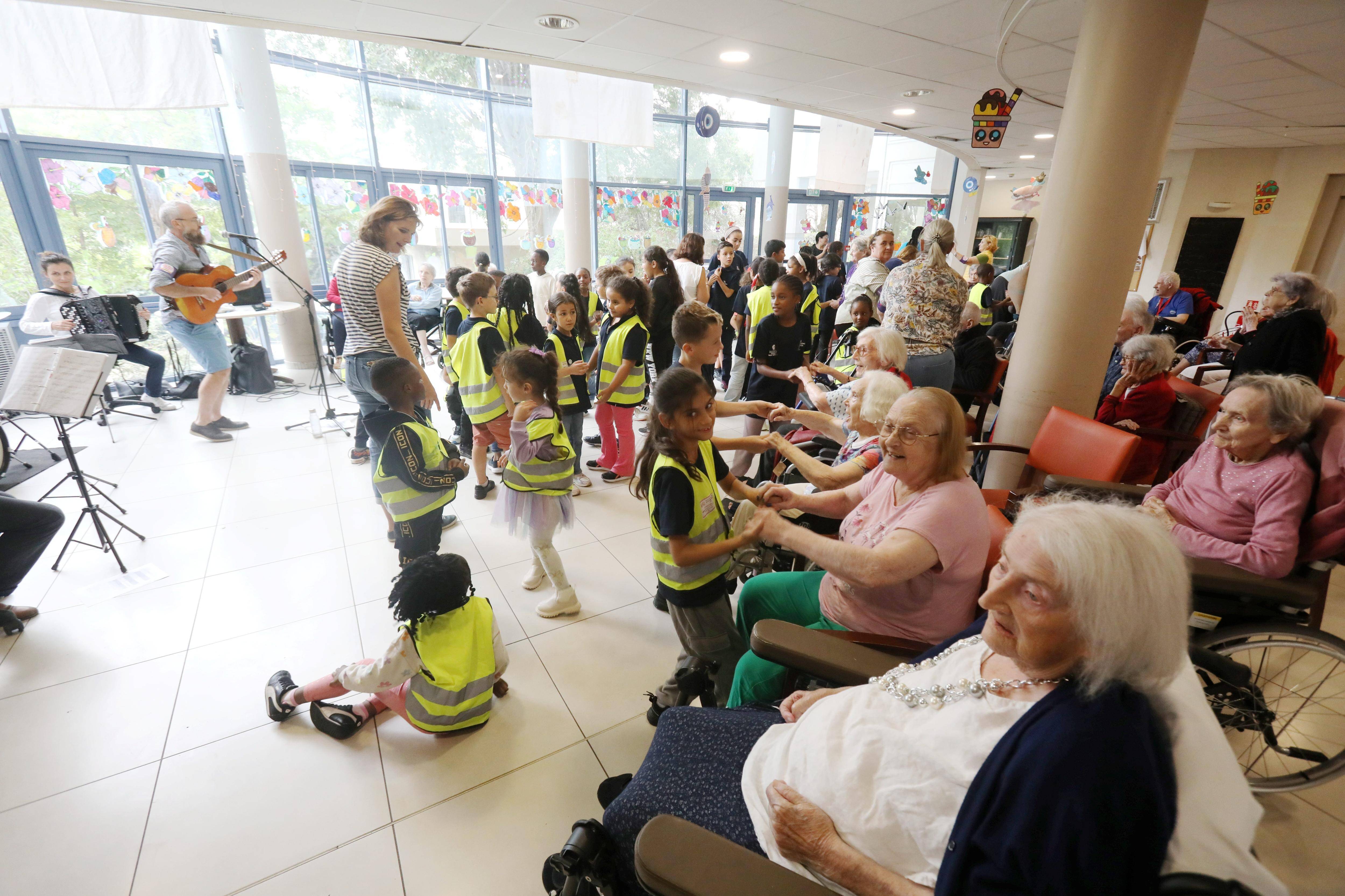 "Il ne faut pas aller trop vite avec lui": quand les élèves d'une école de Nice vont danser à l'Ehpad avec leurs aînés