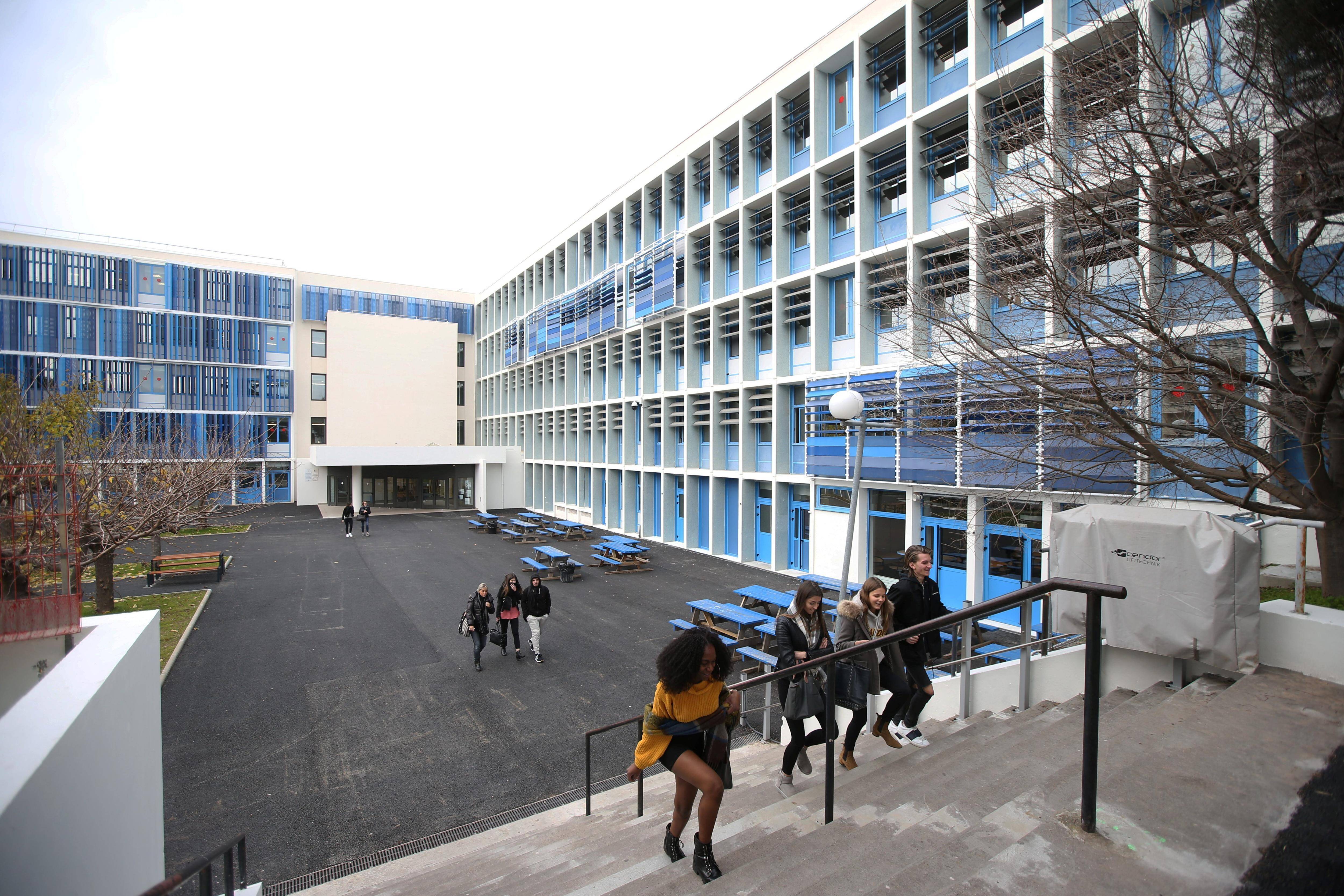 "Cela ressemblait à une cascade": ce lycée d'Antibes victime d'une importante inondation lors des intempéries