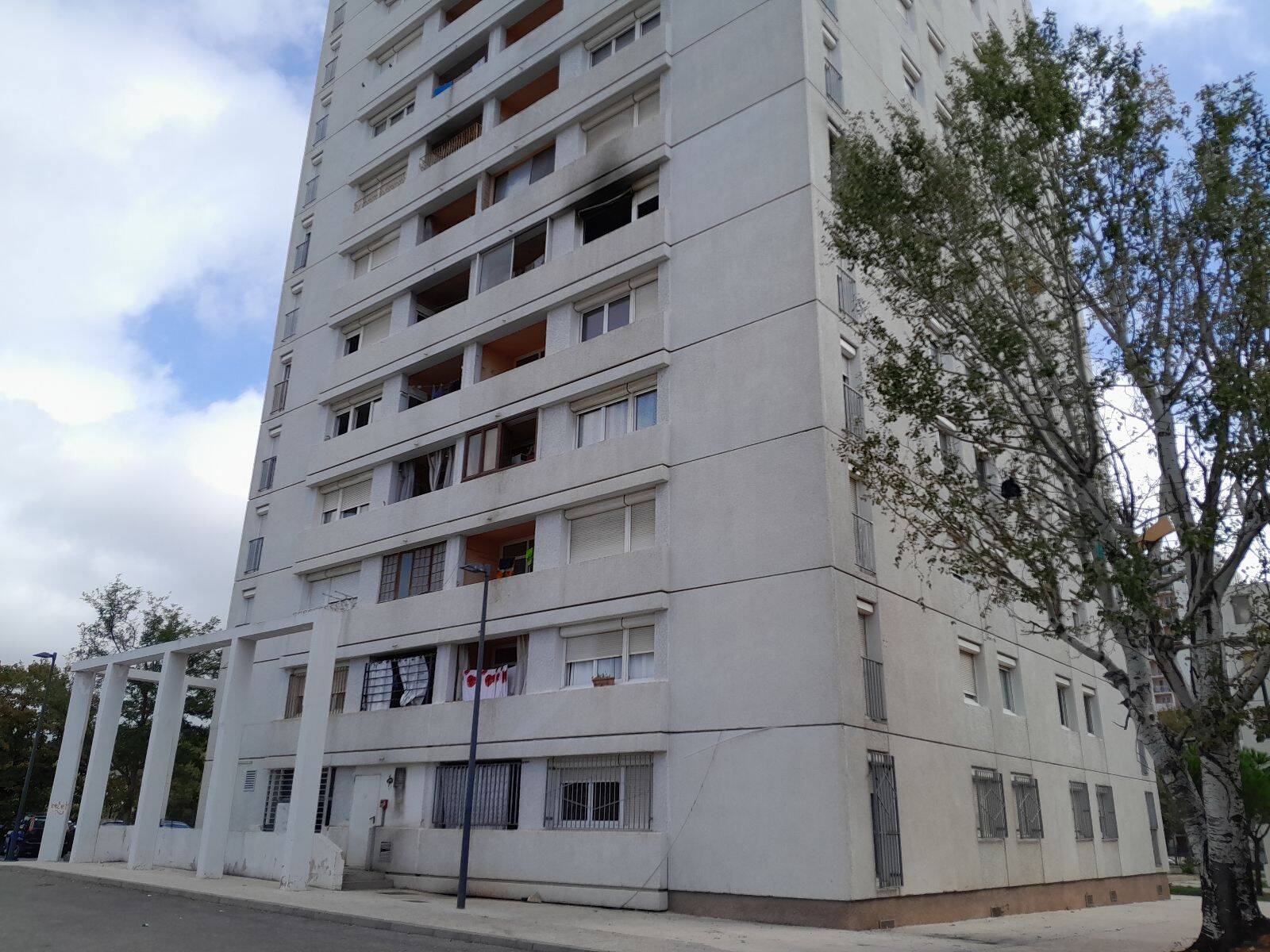 Corps calciné retrouvé dans la tour d'une cité de La Seyne: la piste criminelle envisagée, une enquête ouverte pour homicide volontaire