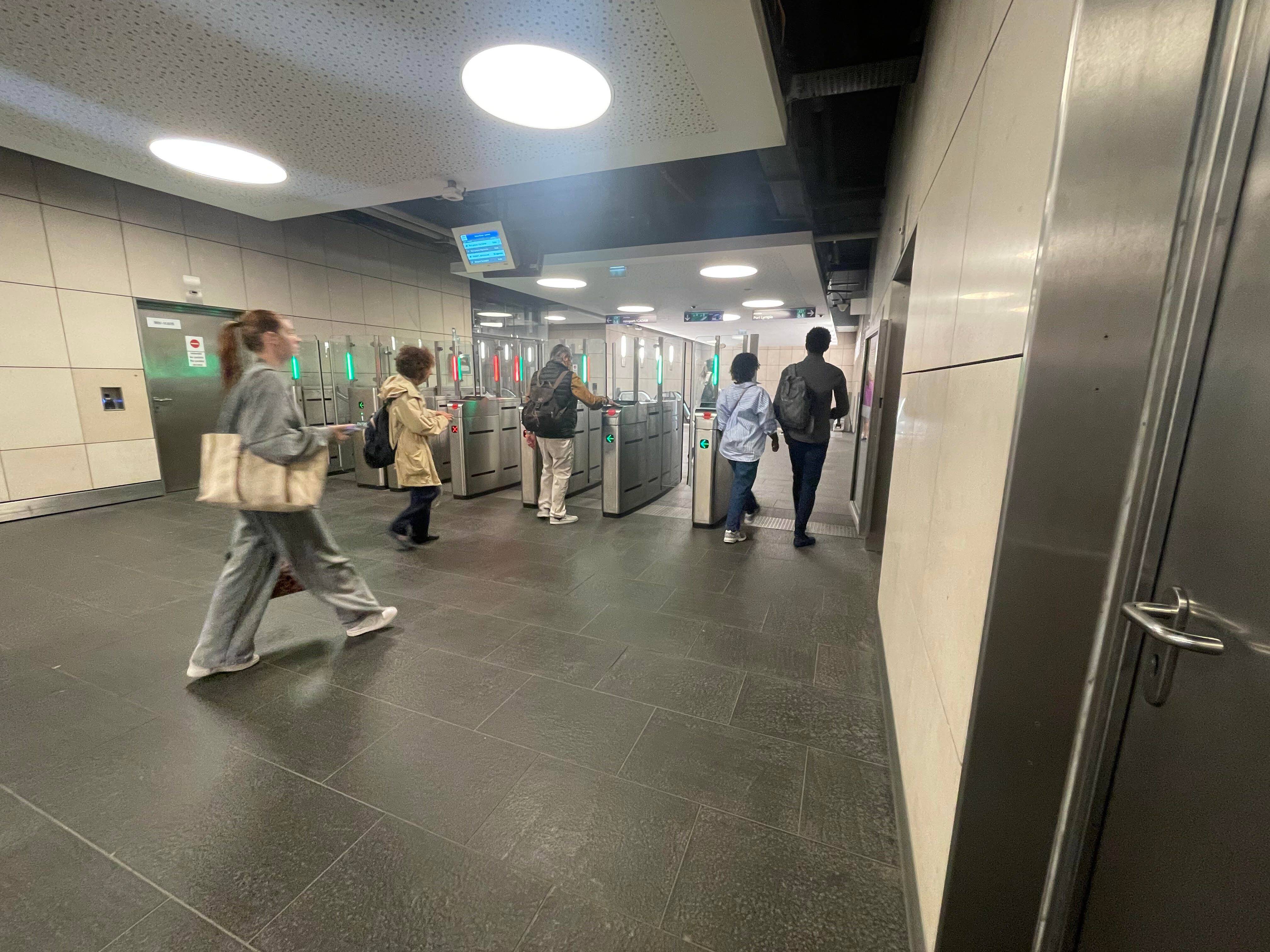 Un portillon reste grand ouvert: pourquoi les portiques de sécurité sont inutiles dans une station de tramway de Nice