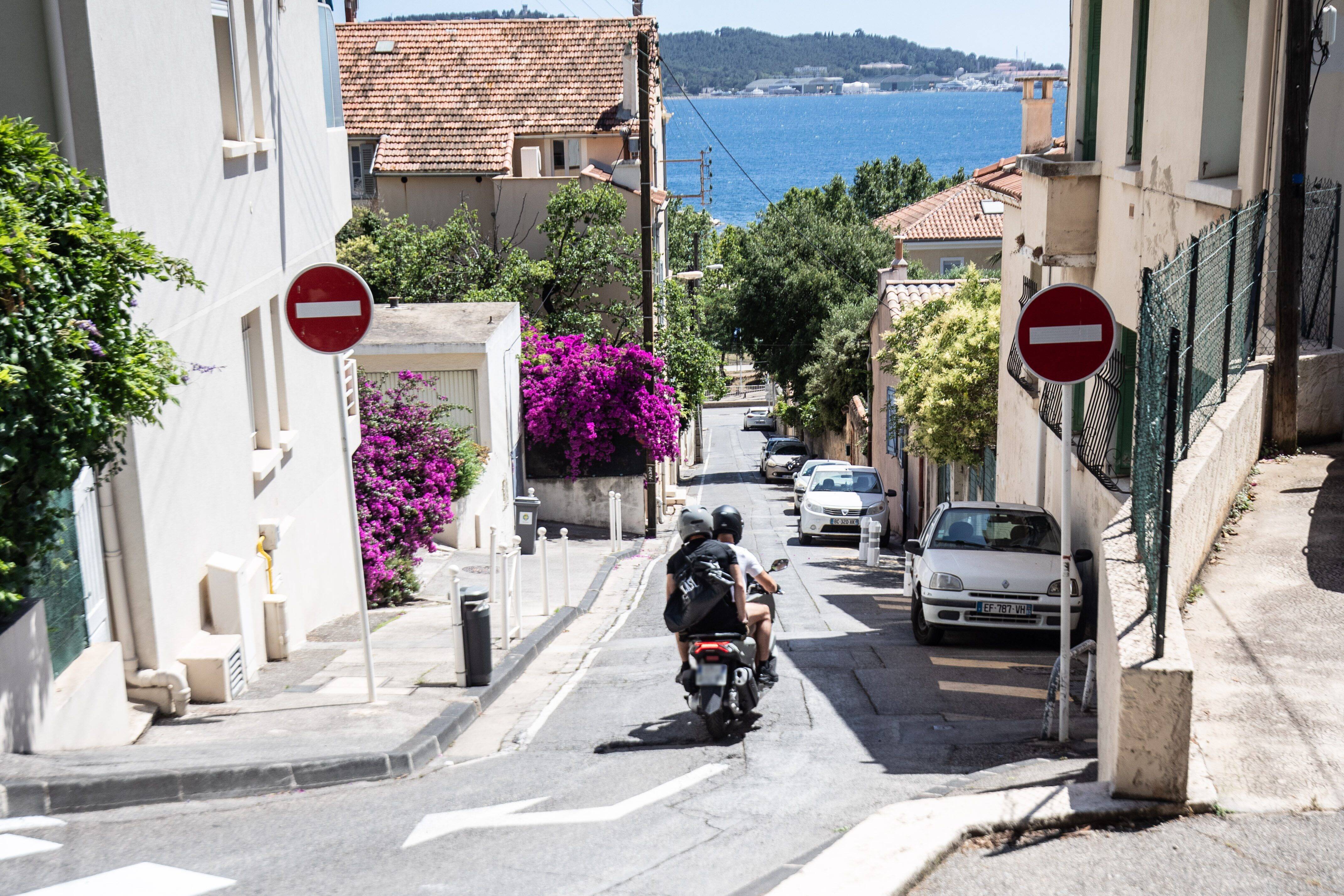 Monter ou descendre... Que faut-il faire de cette allée très empruntée au Mourillon à Toulon?