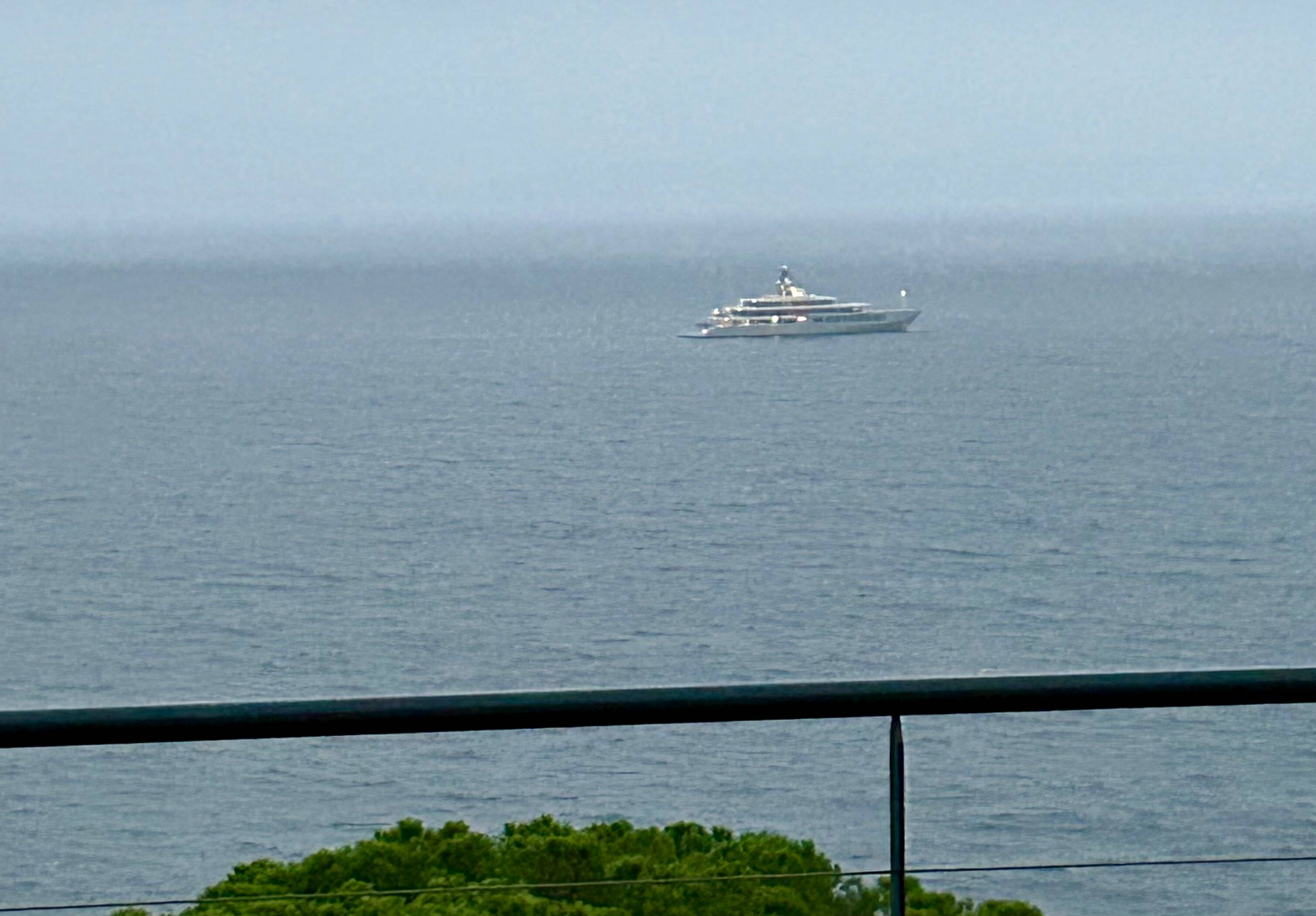 Le yacht de Steven Spielberg au mouillage au large du Lavandou