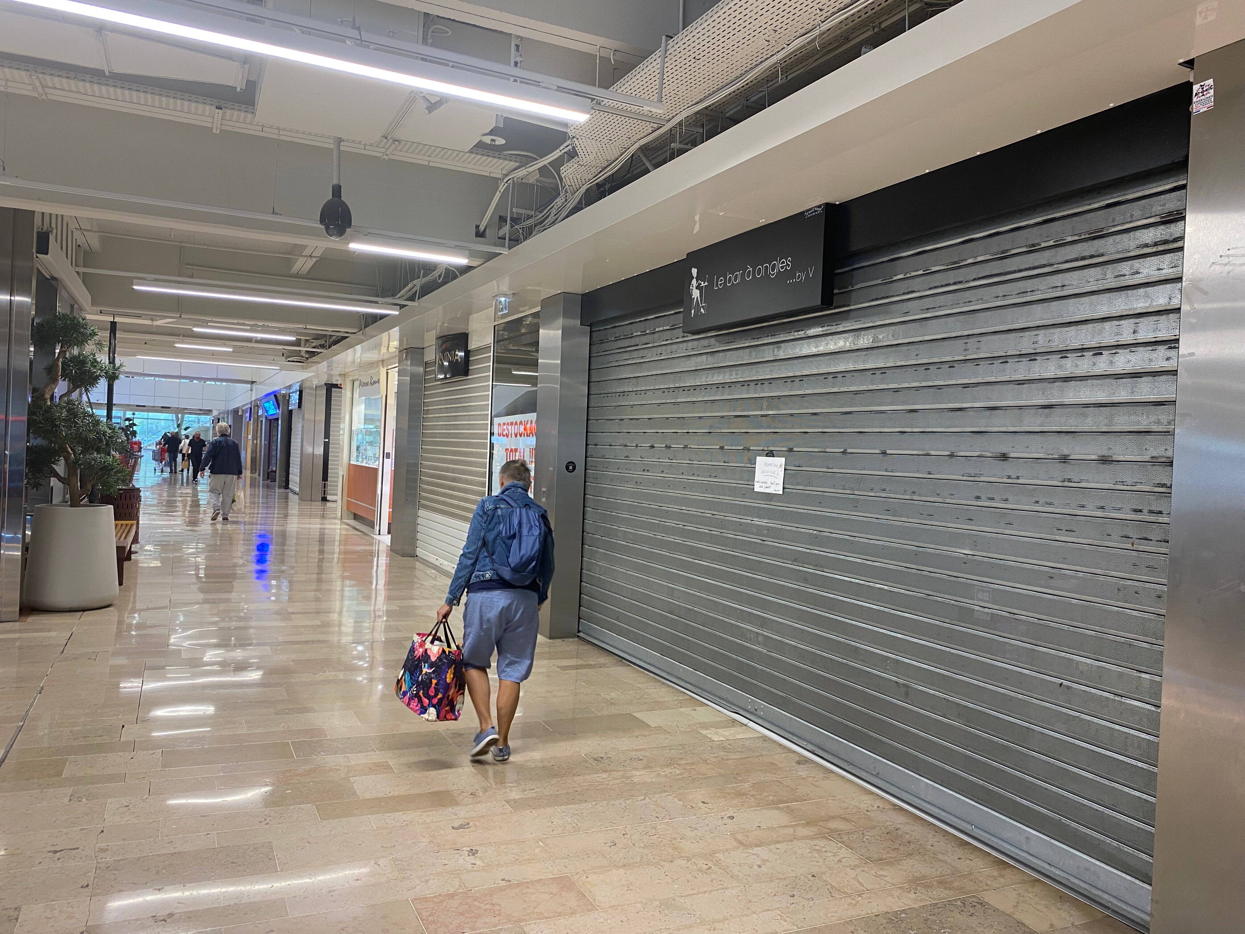 "C'est devenu le cimetière des éléphants": les commerçants de la galerie marchande d'Auchan en plein désespoir à La Trinité