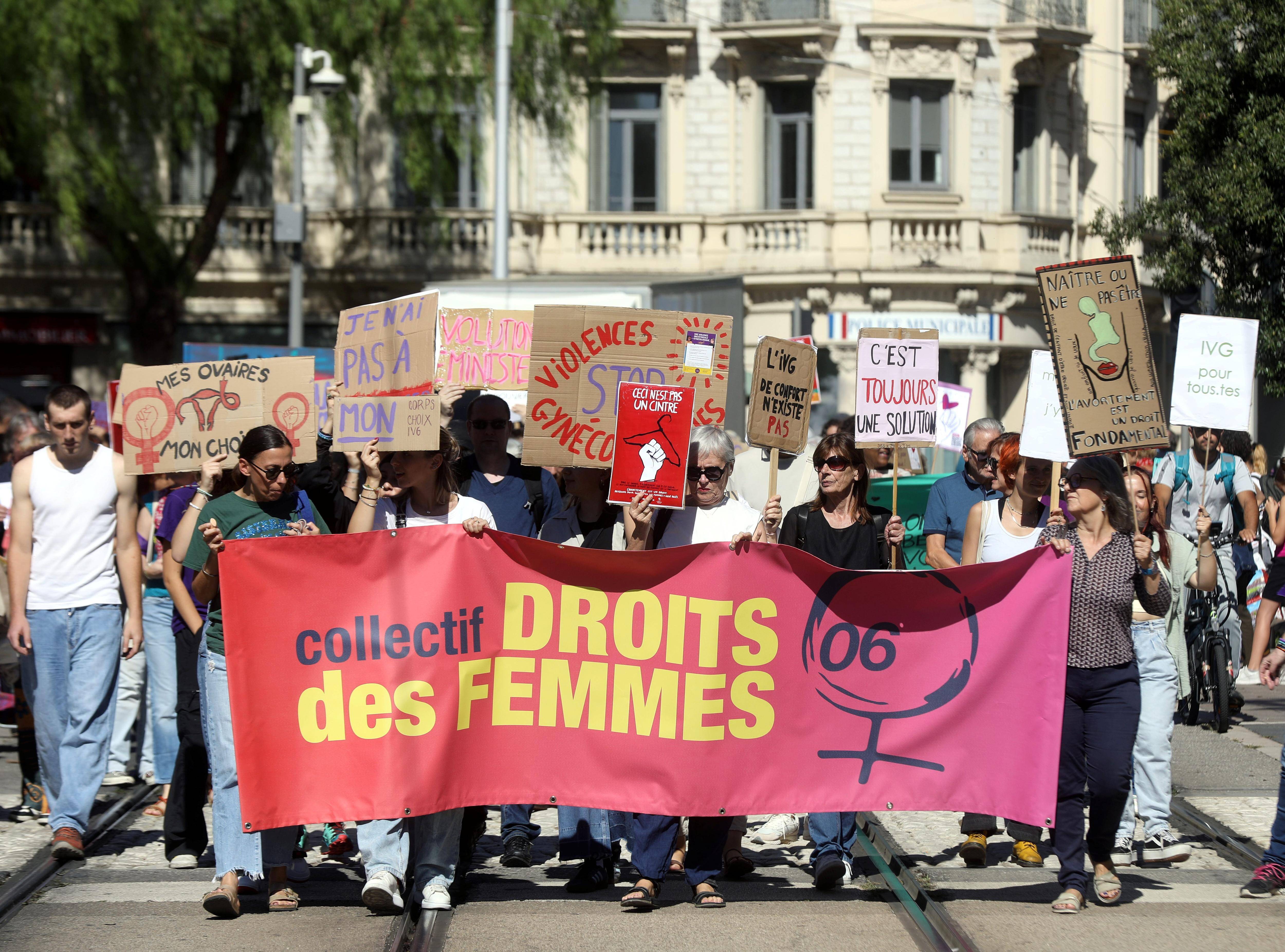 "J'ai subi un avortement cet été, j'ai saigné trois semaines, mon gynéco a refusé de faire un arrêt maladie": plusieurs centaines de personnes ont manifesté pour le droit à l'IVG ce samedi à Nice