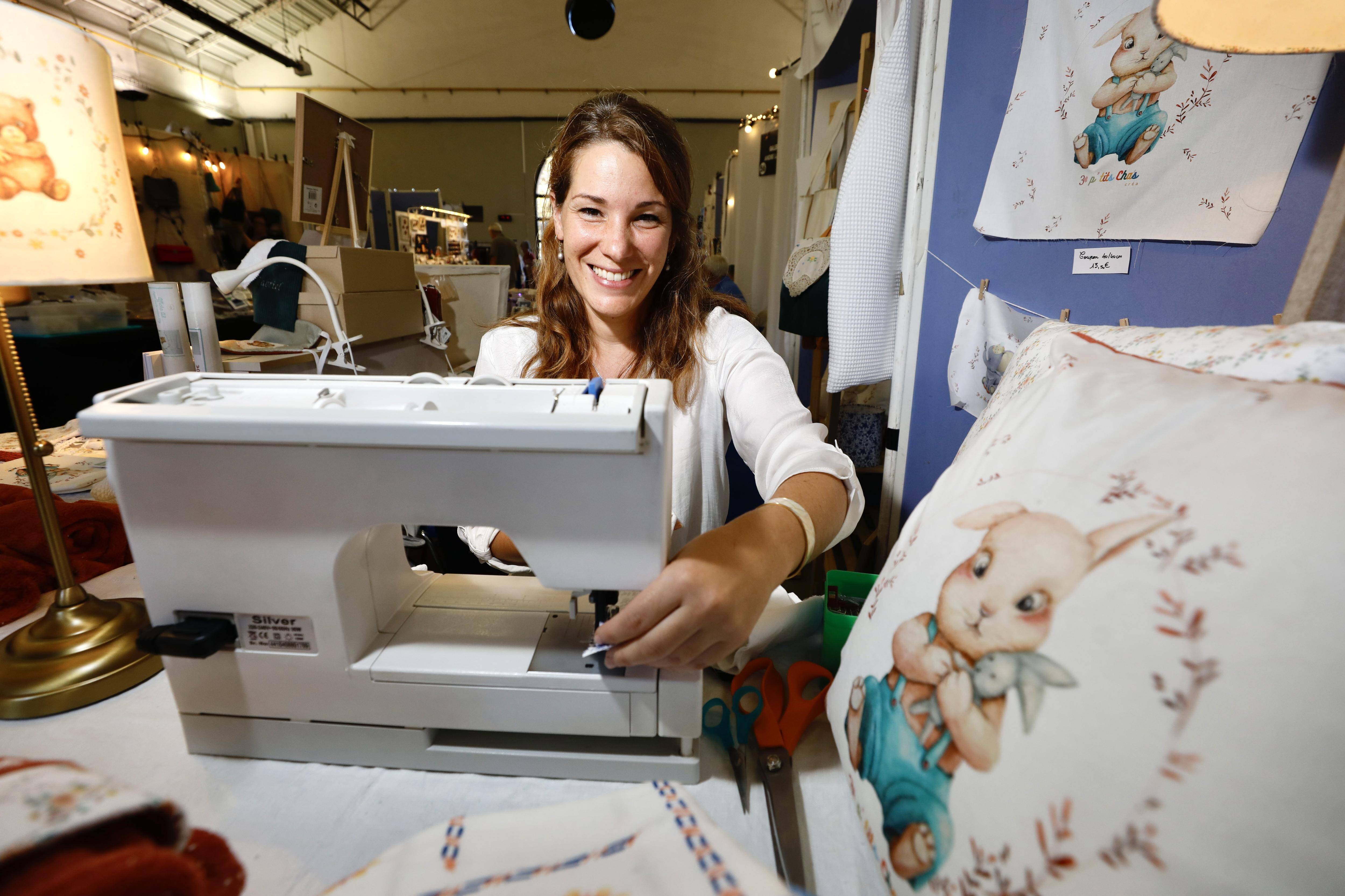 "Faire de chaque création une oeuvre originale": cette couturière de la Côte d'Azur fait absolument tout elle-même