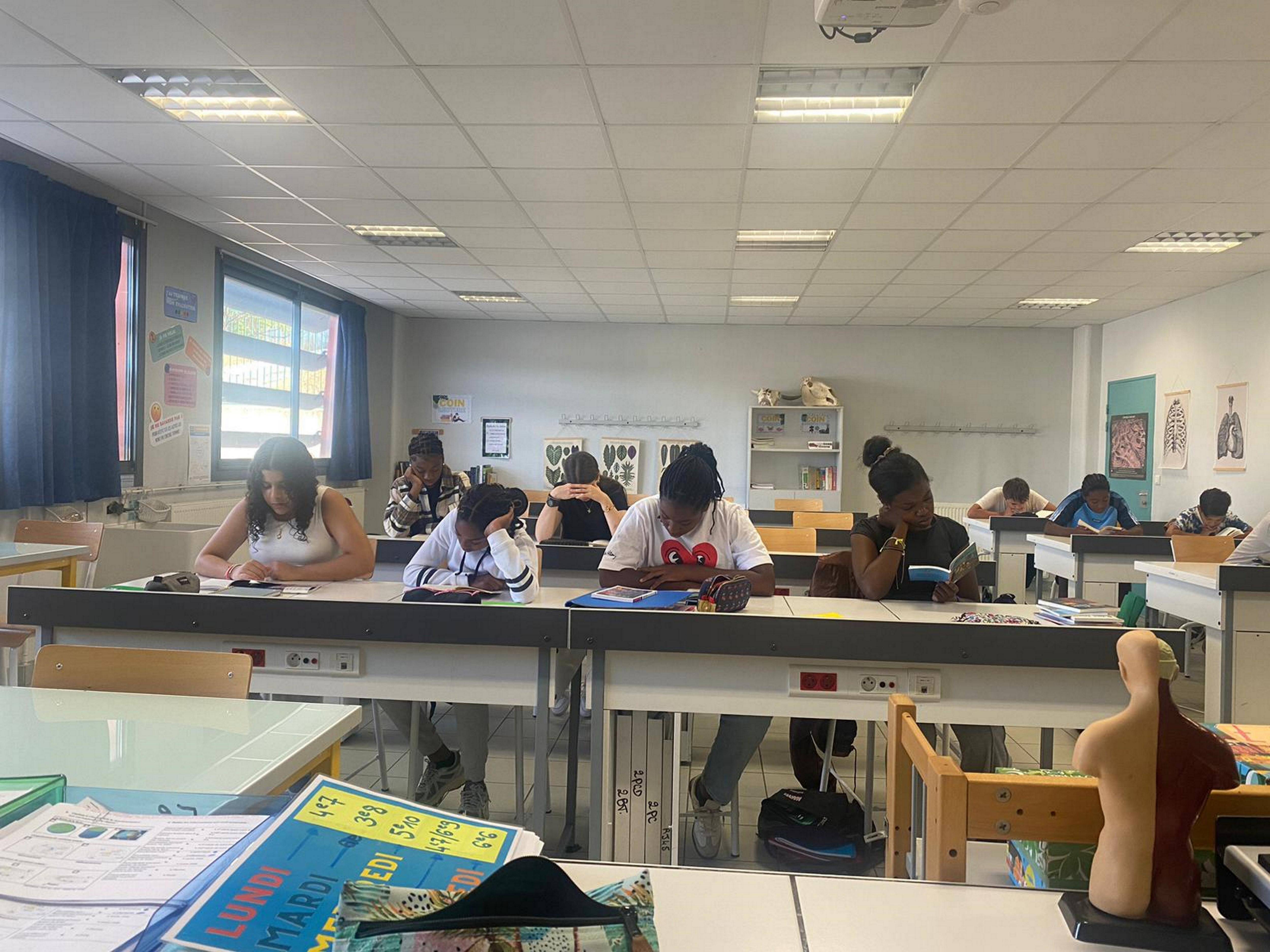 "Silence, on lit!": ce collège de la Côte d'Azur instaure une pause quotidienne pour que tout le monde puisse lire des livres