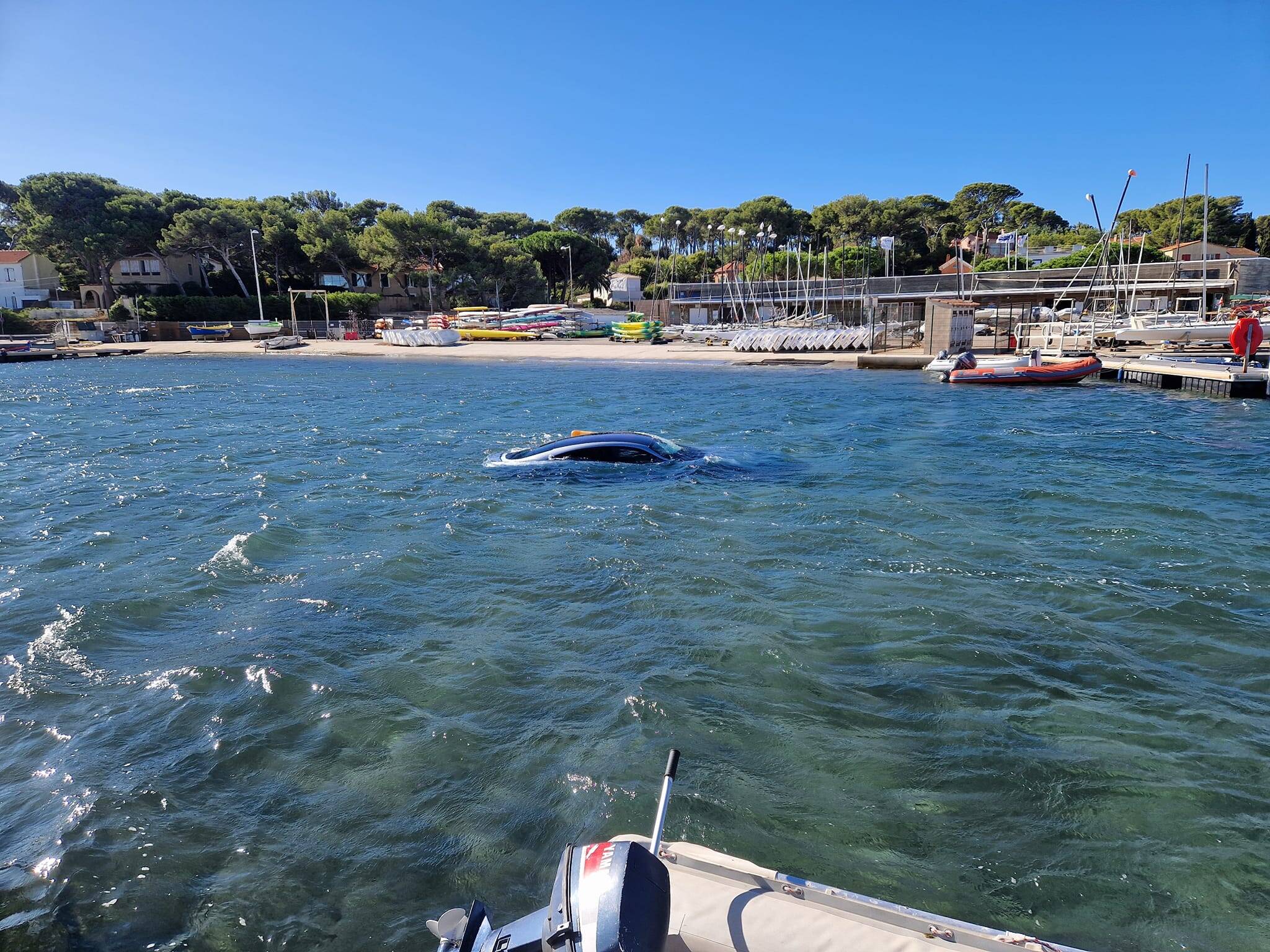 "J'étais dans un état de stress complet": sa Porsche termine dans le port, il raconte comment il a "échappé au pire"
