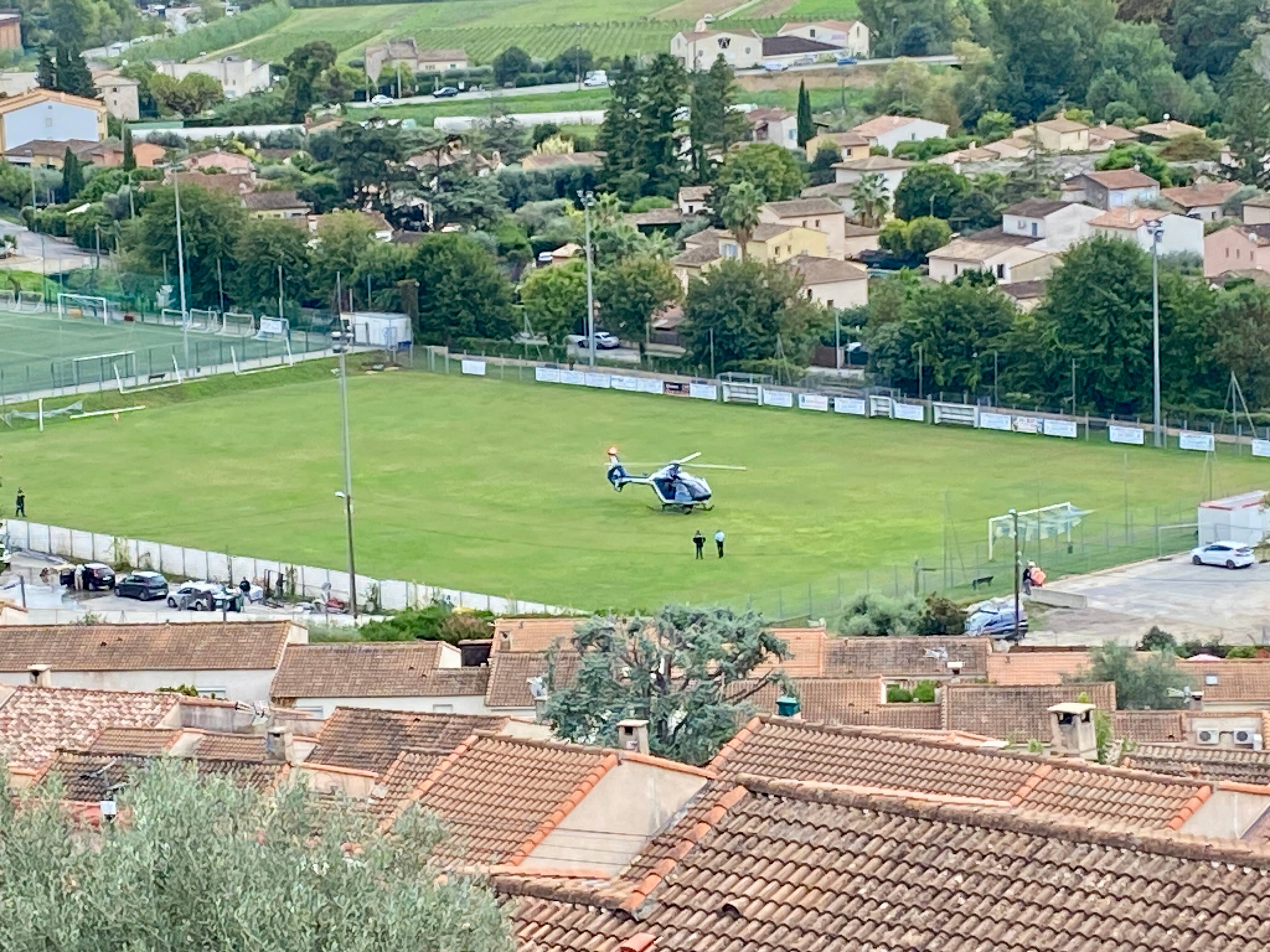 Pourquoi cet hélicoptère de la gendarmerie a-t-il atterri sur un stade azuréen ce lundi matin?