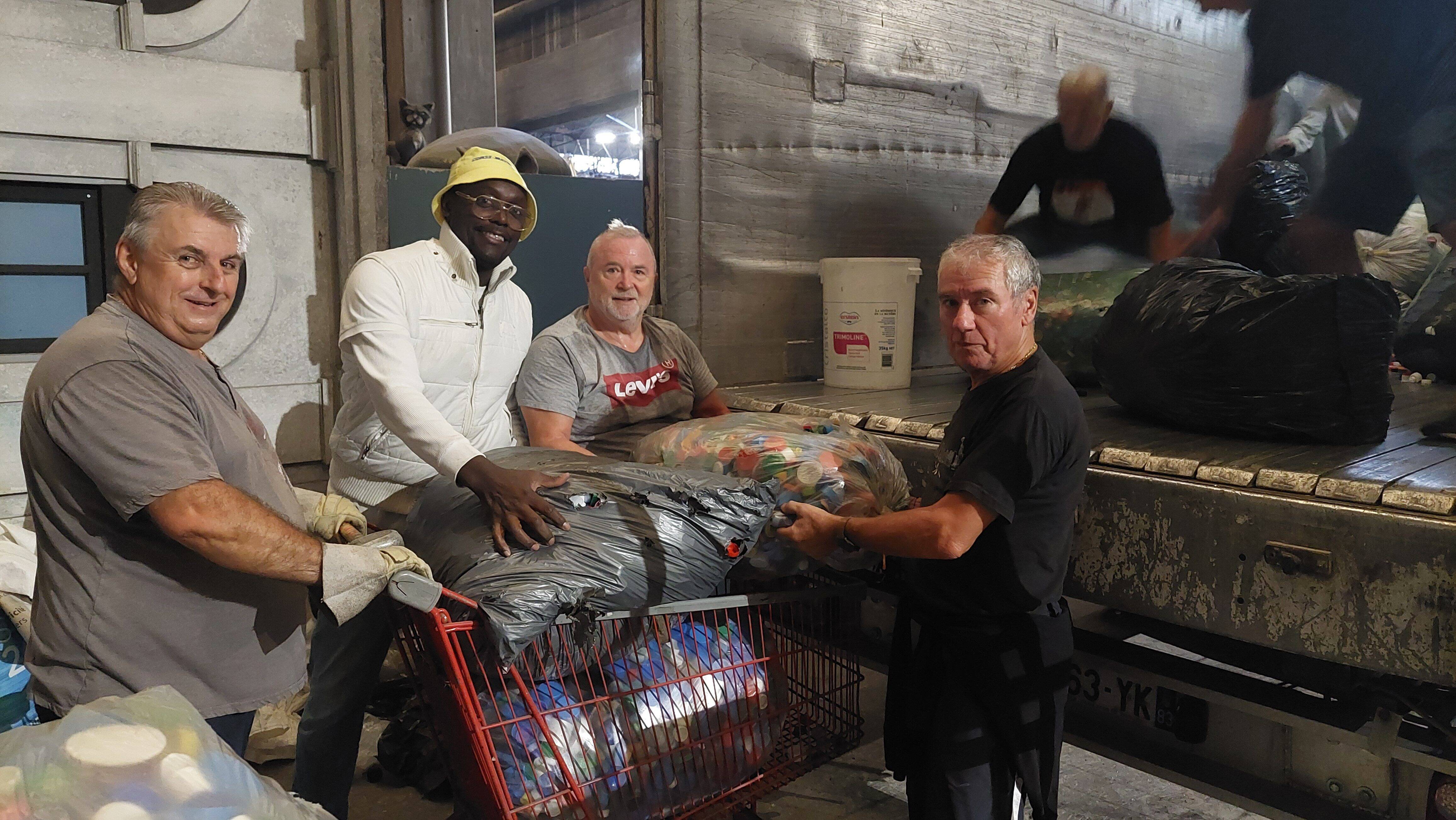 Cette association collecte des tonnes de bouchons en plastique pour aider les personnes en situation de handicap