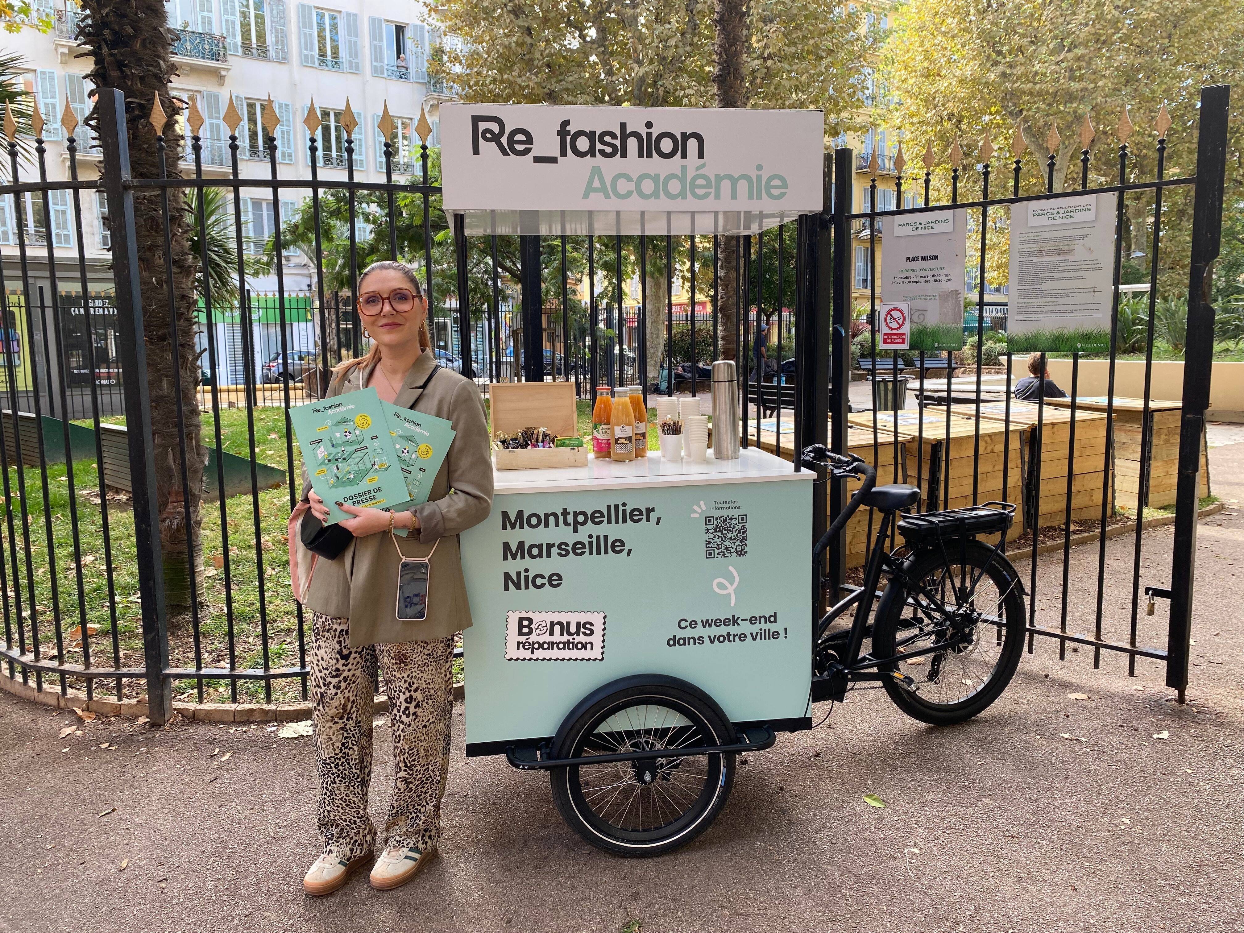 C'est quoi ce triporteur qui propose de réparer, recycler ou restyler ses vieilles fringues dans les rues de Nice?