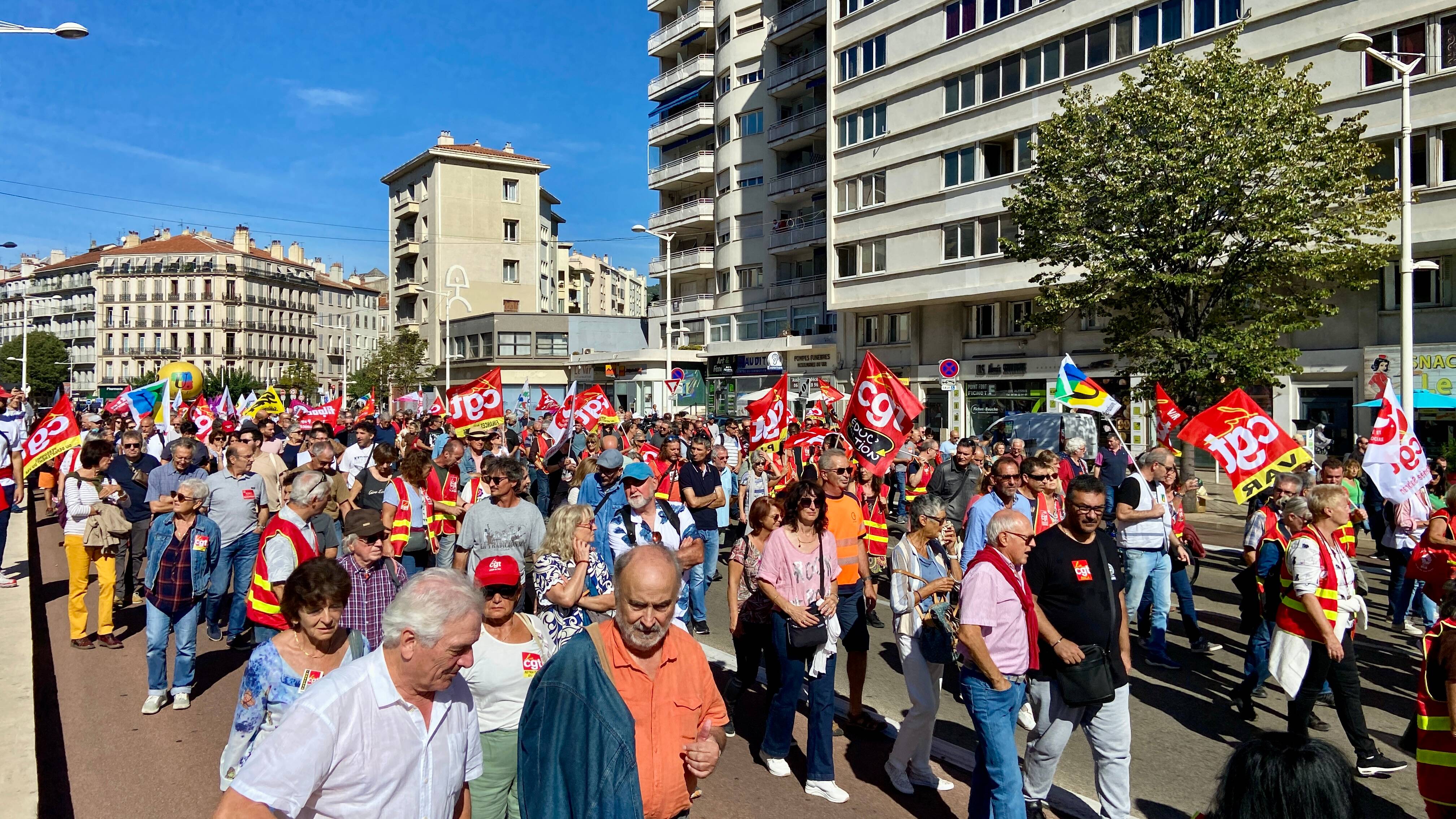 "Il y a un autre chemin à prendre": à Toulon, des centaines de manifestants dans la rue ce mardi