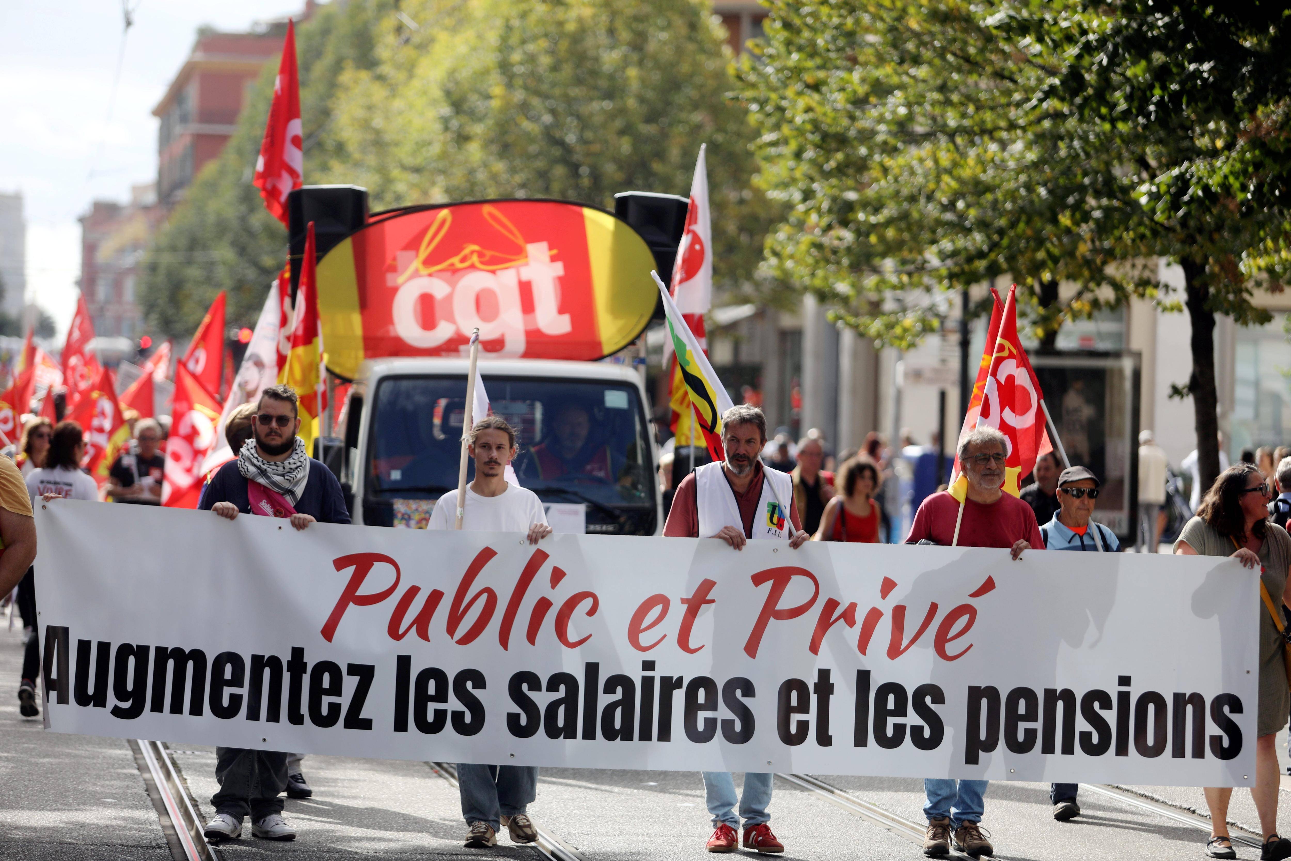 "Il faut se mobiliser", à Nice, ils manifestent pour les services publics et les salaires, contre "le déni de démocratie"