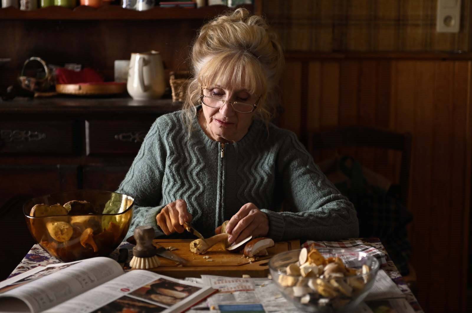 "J'ai eu envie de filmer des femmes de 70-80 ans qui assument leur âge": François Ozon signe un drame psychologique avec "Quand vient l'automne"