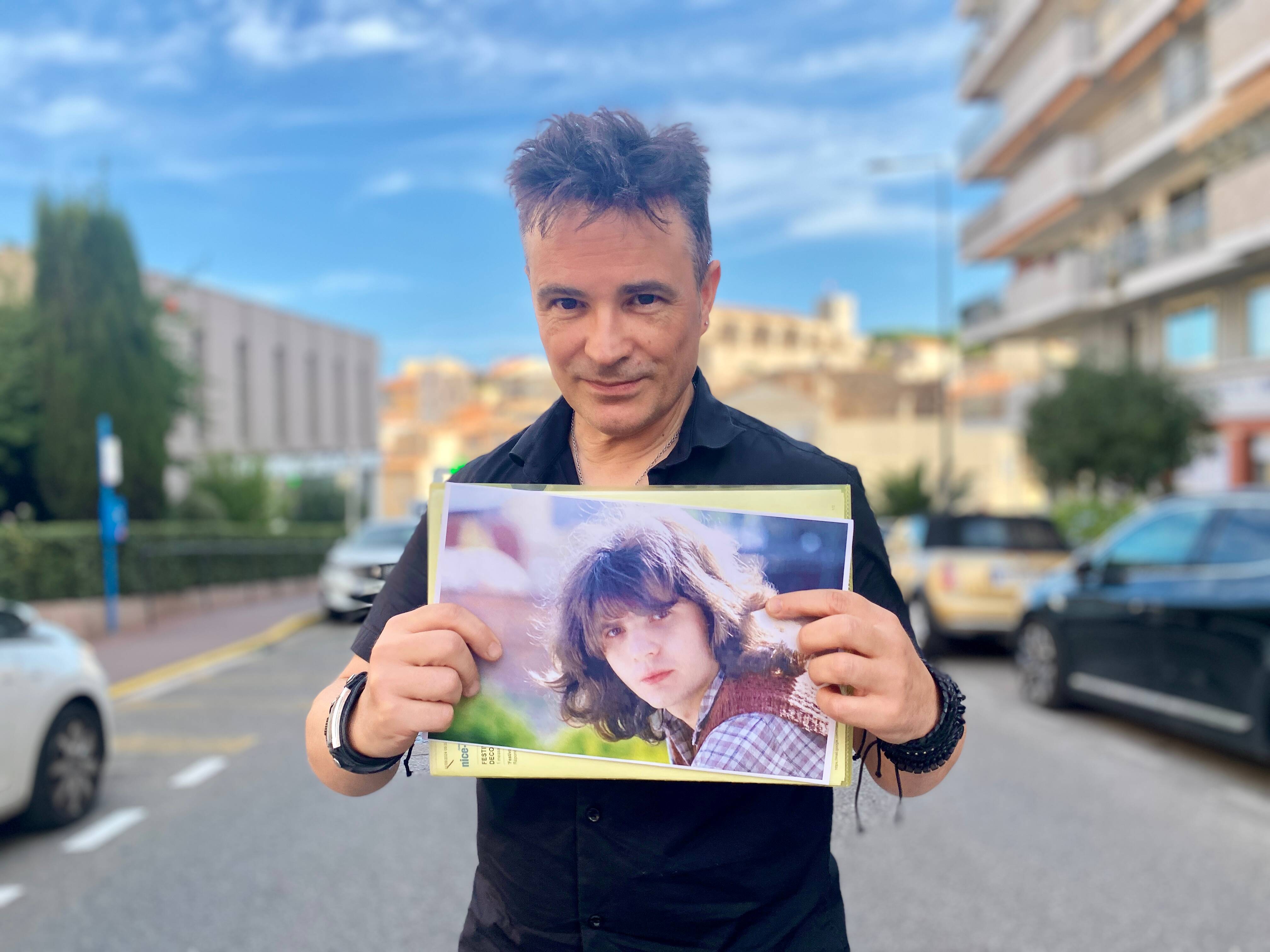 A Cannes, le chanteur Auklair redonne voix à Daniel Balavoine