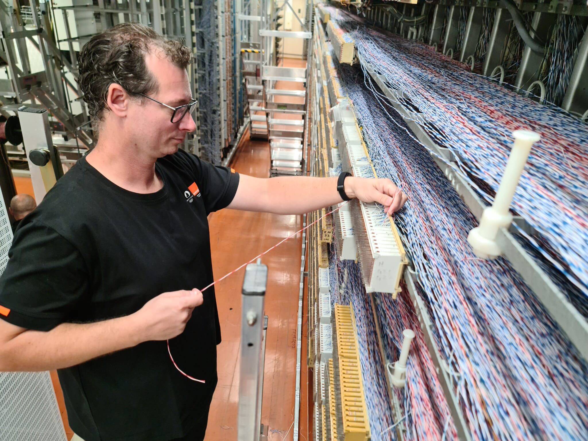 "C'est ici qu'on répartit sur chaque câble les abonnés": Orange transforme ses installations tout cuivre en installations tout fibre