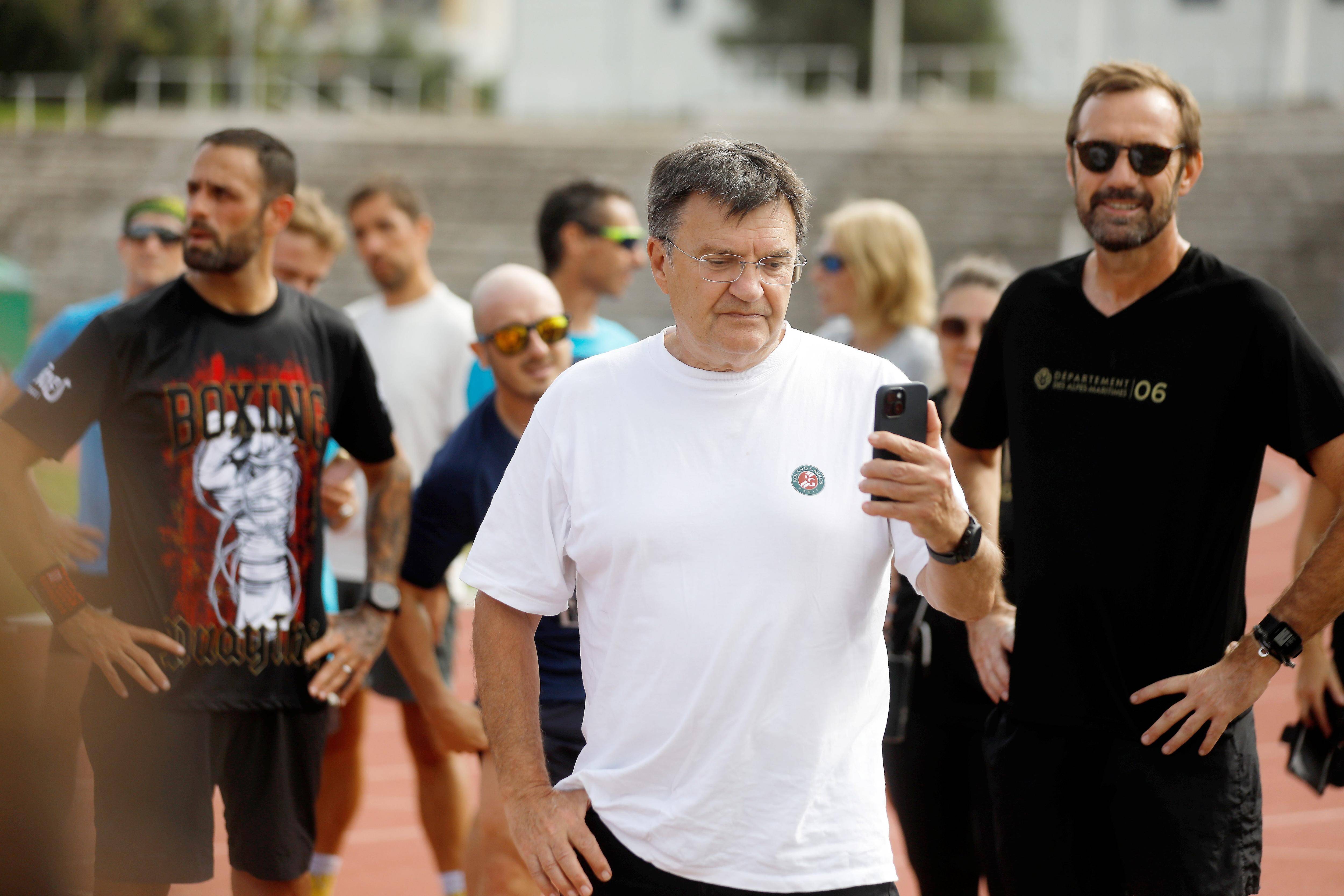 "Mes Usain Bolt, c'est eux": des fonctionnaires s'entraînent au marathon Nice-Cannes sous l'oeil de Patrick Montel