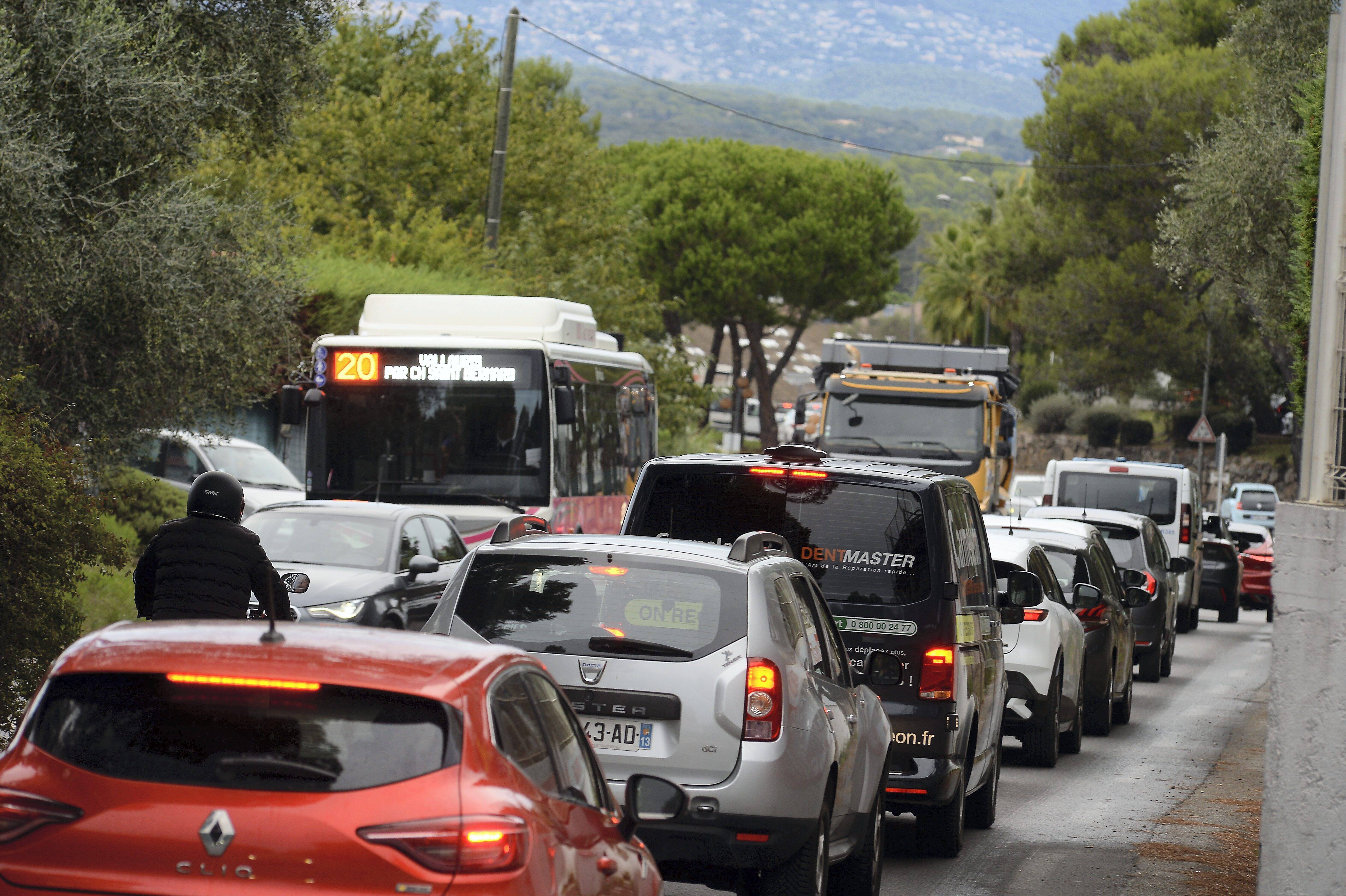 "C'est un véritable cauchemar", le ras-le-bol des riverains et commerçants face aux embouteillages sur cet axe routier qui traverse Vallauris et Sophia Antipolis