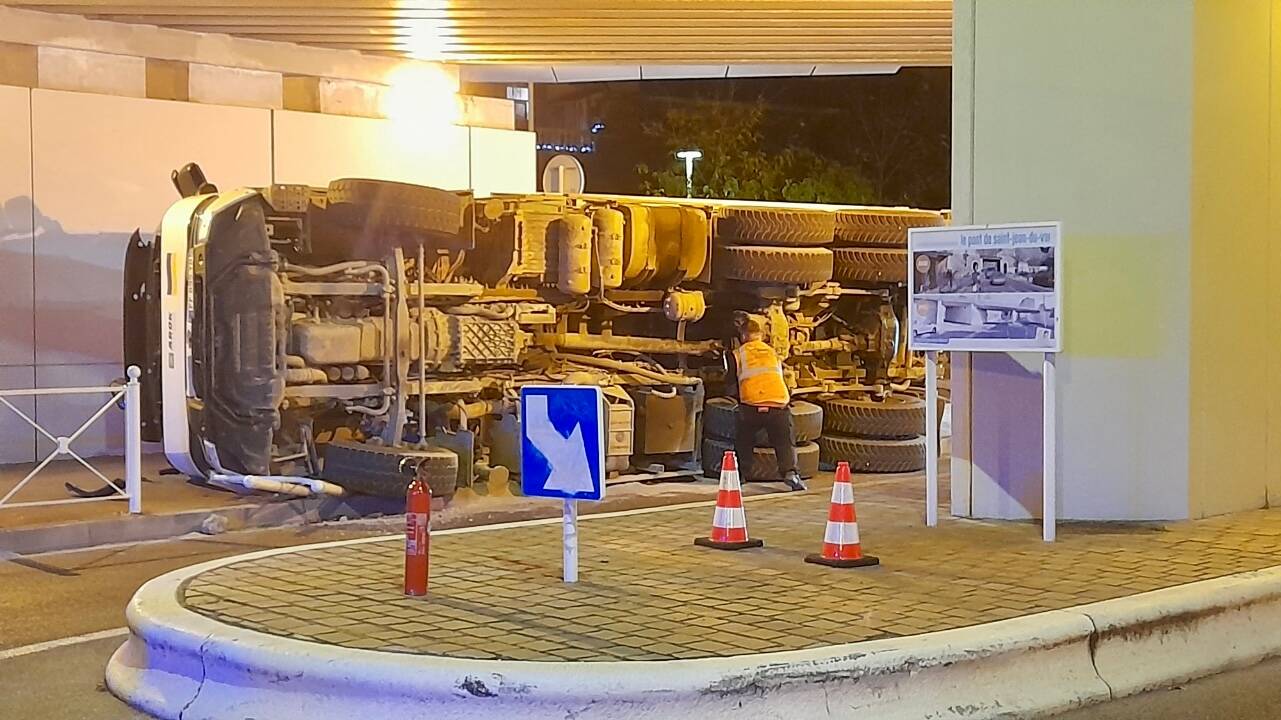 Un camion se renverse sous le pont de Saint Jean-du-Var à Toulon, le conducteur légèrement blessé